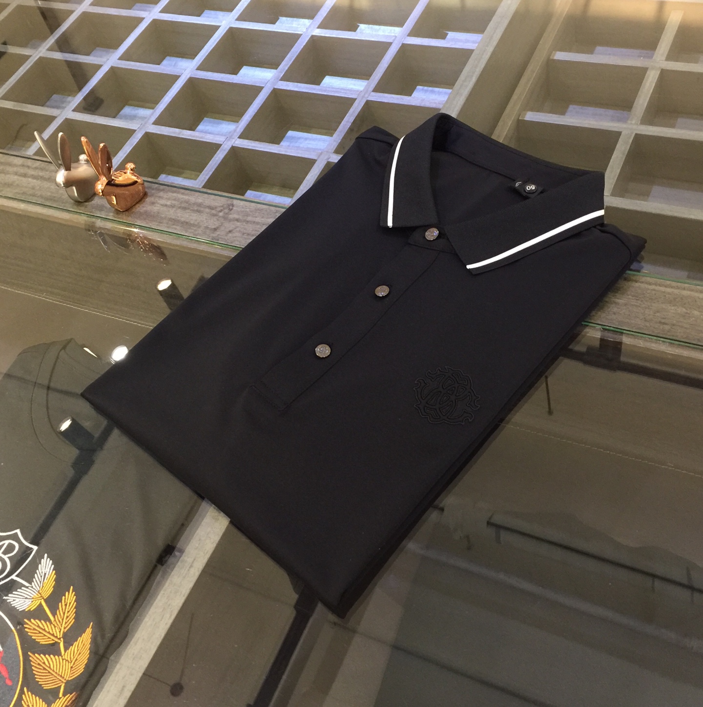 NO:160266,Cavalli's high-end good products must-enter the series!  The latest short-sleeved lapel shirt released in summer 2025!  High-end mulberry silk cotton fabric, breathable, comfortable, delicate and soft, all original customized products, high-end quality!  High-quality shipment, fashionable and stylish upper body!  Black/white!  Good goods must be purchased!  Size M~XXXL (model/125 catties wear M), T-shirt, alexander wang19860909卡瓦利高端好货必入系列！2025夏季最新发布短袖翻领衫！高档桑蚕丝棉面料,透气舒适细腻柔软,面料,辅料全部原版定制出品,品质高端！高品质出货,上身时尚有型！黑色/白色！好货必入！尺码M～XXXL（模特/125斤穿M）,,T-shirt,alexander wang,Men's clothing