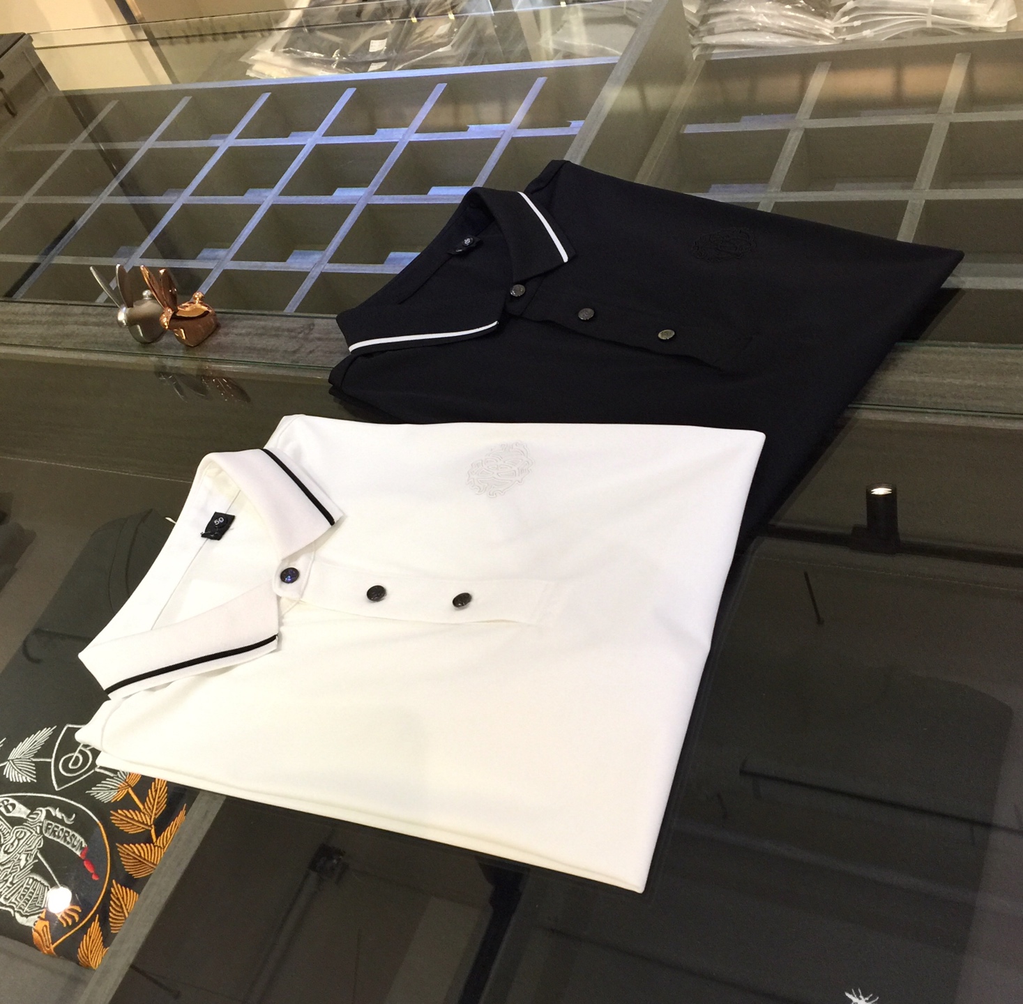 NO:137858,Cavalli's high-end good products must-enter the series!  The latest short-sleeved lapel shirt released in summer 2025!  High-end mulberry silk cotton fabric, breathable, comfortable, delicate and soft, all original customized products, high-end quality!  High-quality shipment, fashionable and stylish upper body!  Black/white!  Good goods must be purchased!  Size M~XXXL (model/125 catties wear M), T-shirt, alexander wang19860909卡瓦利高端好货必入系列！2025夏季最新发布短袖翻领衫！高档桑蚕丝棉面料,透气舒适细腻柔软,面料,辅料全部原版定制出品,品质高端！高品质出货,上身时尚有型！黑色/白色！好货必入！尺码M～XXXL（模特/125斤穿M）,,T-shirt,alexander wang,Men's clothing