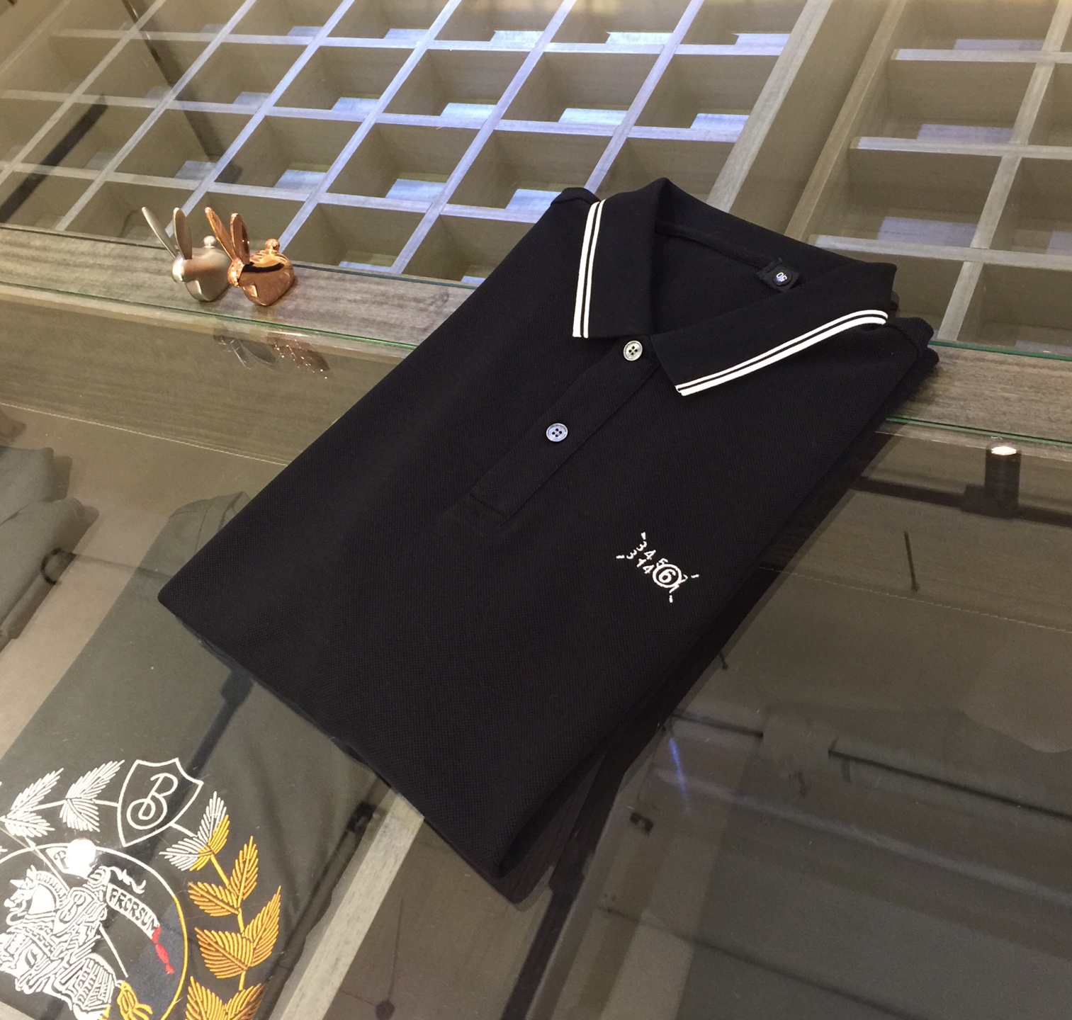 NO:160269,The latest series of the original single-item Fat Brother Gospel in summer, versatile commuting to work, elegant design, a must-have for business elites, using high-quality mercerized bead floor cotton fabric, Wen Ru soft, delicate and soft, the upper body is naturally comfortable, lapel business casual slim style, can be worn in both business and leisure!  It highlights the overall styling and body-slimming feeling. The overall craftsmanship line is really impeccable. This kind of lapel fashion adds points to urban fashion people and has a more gentlemanly charm!  Black/Gray!  Size M~4XL (model/125 catties wear M), alexander wang19860909原单货胖哥哥福音夏季最新系列 上班通勤百搭 富于优雅的设计感 商务精英必备 采用高克重丝光珠地棉面料 温儒柔软 细腻柔软 上身自然是舒适 翻领商务休闲修身款 无论是商务还是休闲时候都可穿搭！非常的凸显整体的造型感以及修身上身感 整体的工艺车线真的是无可挑剔的 这样的一款翻领时装 无不为都市时尚人士加分 更加的绅士韵味十足范！黑色/灰色！尺码M～4XL（模特/125斤穿M）,,alexander wang,Men's clothing