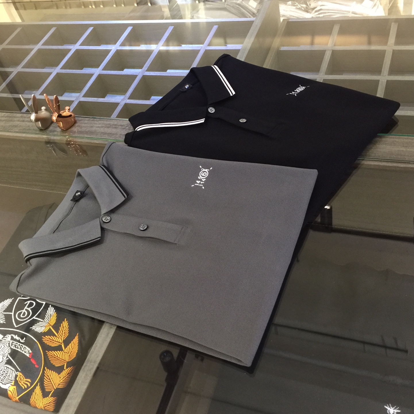 NO:137861,The latest series of the original single-item Fat Brother Gospel in summer, versatile commuting to work, elegant design, a must-have for business elites, using high-quality mercerized bead floor cotton fabric, Wen Ru soft, delicate and soft, the upper body is naturally comfortable, lapel business casual slim style, can be worn in both business and leisure!  It highlights the overall styling and body-slimming feeling. The overall craftsmanship line is really impeccable. This kind of lapel fashion adds points to urban fashion people and has a more gentlemanly charm!  Black/Gray!  Size M~4XL (model/125 catties wear M), alexander wang19860909原单货胖哥哥福音夏季最新系列 上班通勤百搭 富于优雅的设计感 商务精英必备 采用高克重丝光珠地棉面料 温儒柔软 细腻柔软 上身自然是舒适 翻领商务休闲修身款 无论是商务还是休闲时候都可穿搭！非常的凸显整体的造型感以及修身上身感 整体的工艺车线真的是无可挑剔的 这样的一款翻领时装 无不为都市时尚人士加分 更加的绅士韵味十足范！黑色/灰色！尺码M～4XL（模特/125斤穿M）,,alexander wang,Men's clothing