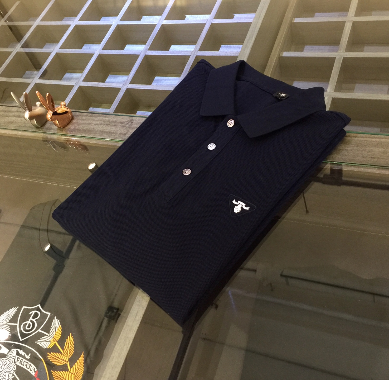 NO:160272,The latest summer series of Fat Brother P's family, versatile commuting to work, elegant design, a must-have for business elites, using high-quality mercerized bead floor cotton fabric, Wen Ru soft, delicate and soft, the upper body is naturally comfortable, lapel business casual slim fit style, can be worn in both business and leisure!  It highlights the overall styling and body-slimming feeling. The overall craftsmanship line is really impeccable. This kind of lapel fashion adds points to urban fashion people and has a more gentlemanly charm!  Black/dark gray/dark blue/orange red!  Size M~4XL (model/125 catties wear M), alexander wang19860909P家胖哥哥福音夏季最新系列 上班通勤百搭 富于优雅的设计感 商务精英必备 采用高克重丝光珠地棉面料 温儒柔软 细腻柔软 上身自然是舒适 翻领商务休闲修身款 无论是商务还是休闲时候都可穿搭！非常的凸显整体的造型感以及修身上身感 整体的工艺车线真的是无可挑剔的 这样的一款翻领时装 无不为都市时尚人士加分 更加的绅士韵味十足范！黑色/深灰色/深蓝色/橘红色！尺码M～4XL（模特/125斤穿M）,,alexander wang,Men's clothing