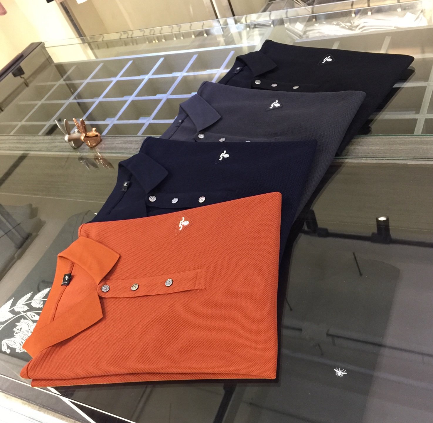 NO:137864,The latest summer series of Fat Brother P's family, versatile commuting to work, elegant design, a must-have for business elites, using high-quality mercerized bead floor cotton fabric, Wen Ru soft, delicate and soft, the upper body is naturally comfortable, lapel business casual slim fit style, can be worn in both business and leisure!  It highlights the overall styling and body-slimming feeling. The overall craftsmanship line is really impeccable. This kind of lapel fashion adds points to urban fashion people and has a more gentlemanly charm!  Black/dark gray/dark blue/orange red!  Size M~4XL (model/125 catties wear M), alexander wang19860909P家胖哥哥福音夏季最新系列 上班通勤百搭 富于优雅的设计感 商务精英必备 采用高克重丝光珠地棉面料 温儒柔软 细腻柔软 上身自然是舒适 翻领商务休闲修身款 无论是商务还是休闲时候都可穿搭！非常的凸显整体的造型感以及修身上身感 整体的工艺车线真的是无可挑剔的 这样的一款翻领时装 无不为都市时尚人士加分 更加的绅士韵味十足范！黑色/深灰色/深蓝色/橘红色！尺码M～4XL（模特/125斤穿M）,,alexander wang,Men's clothing