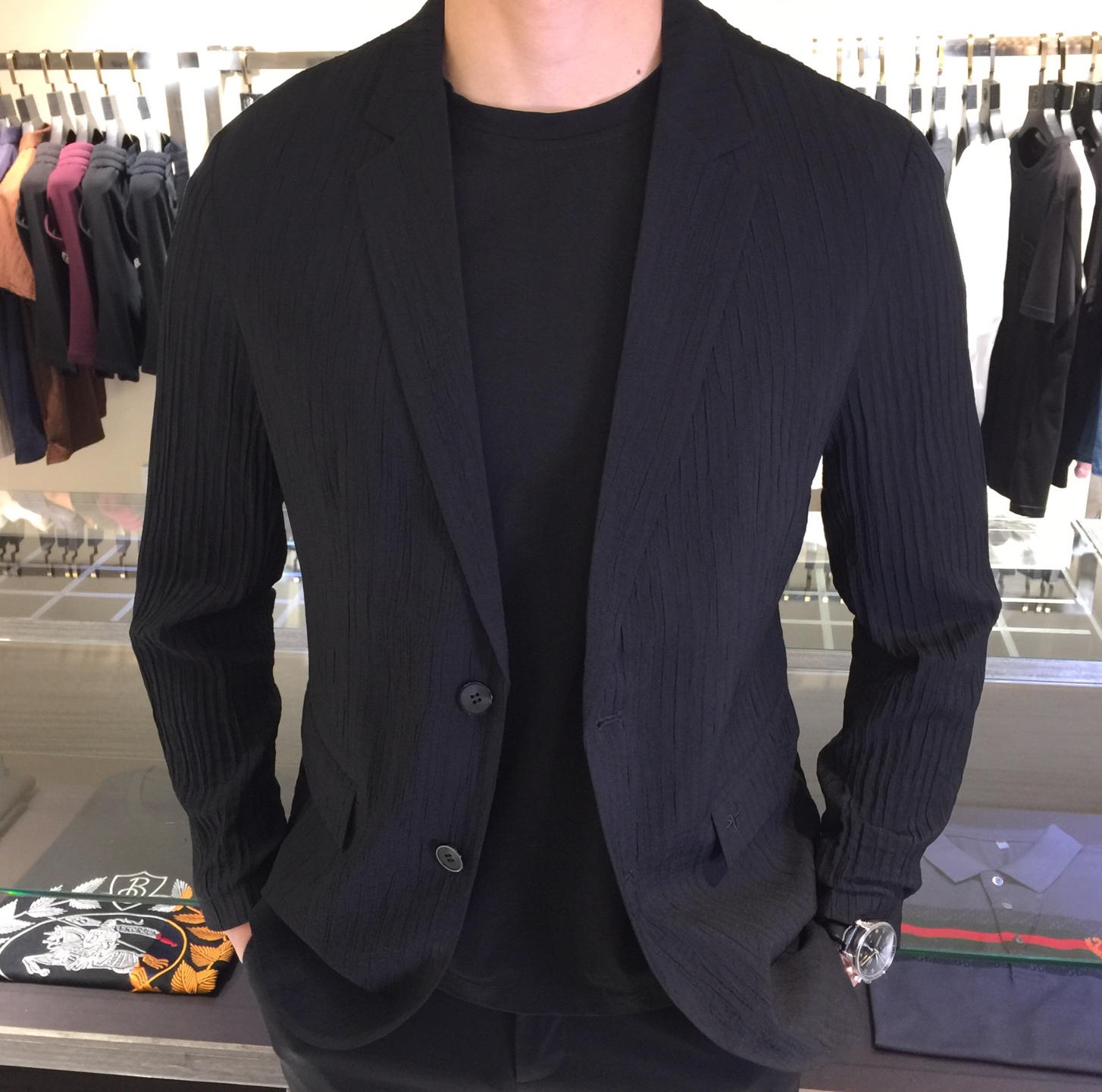 NO:160275,Dijia high-end customization 2025ss spring and summer new style, elegant temperament, business casual wrinkle craftsmanship blazer!  The style and tailoring are quite stylish. This item is more stylish and rigorous enough. It is light and delicate. It is full of fabrics. The same color embroidered logo in the pocket is enough. It is fashionable, low-key and stylish. It is versatile. This is the classic. Black/white!  Size M~XXXL (model/125 catties wear M), dior, jackets & coats, business suit, alexander wang19860909迪家高级定制 2025ss春夏新款 高雅气质商务休闲皱褶工艺西装外套！版型和剪裁都相当有型,这种比较有格调又足够严谨的单品,轻盈细腻全客供面料,口袋处同色系刺绣Logo.足够的时髦、低调、有型.百搭不厌,这就是经典.黑色/白色！尺码M～XXXL（模特/125斤穿M）,,dior,jackets & coats,business suit,alexander wang,Men's clothing