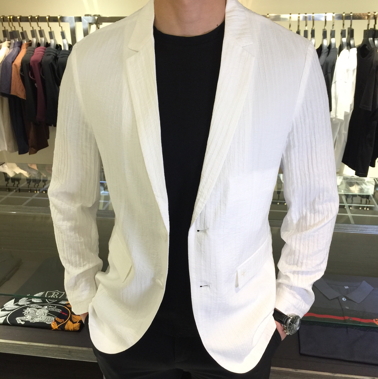 NO:137867,Dijia high-end customization 2025ss spring and summer new style, elegant temperament, business casual wrinkle craftsmanship blazer!  The style and tailoring are quite stylish. This item is more stylish and rigorous enough. It is light and delicate. It is full of fabrics. The same color embroidered logo in the pocket is enough. It is fashionable, low-key and stylish. It is versatile. This is the classic. Black/white!  Size M~XXXL (model/125 catties wear M), dior, jackets & coats, business suit, alexander wang19860909迪家高级定制 2025ss春夏新款 高雅气质商务休闲皱褶工艺西装外套！版型和剪裁都相当有型,这种比较有格调又足够严谨的单品,轻盈细腻全客供面料,口袋处同色系刺绣Logo.足够的时髦、低调、有型.百搭不厌,这就是经典.黑色/白色！尺码M～XXXL（模特/125斤穿M）,,dior,jackets & coats,business suit,alexander wang,Men's clothing