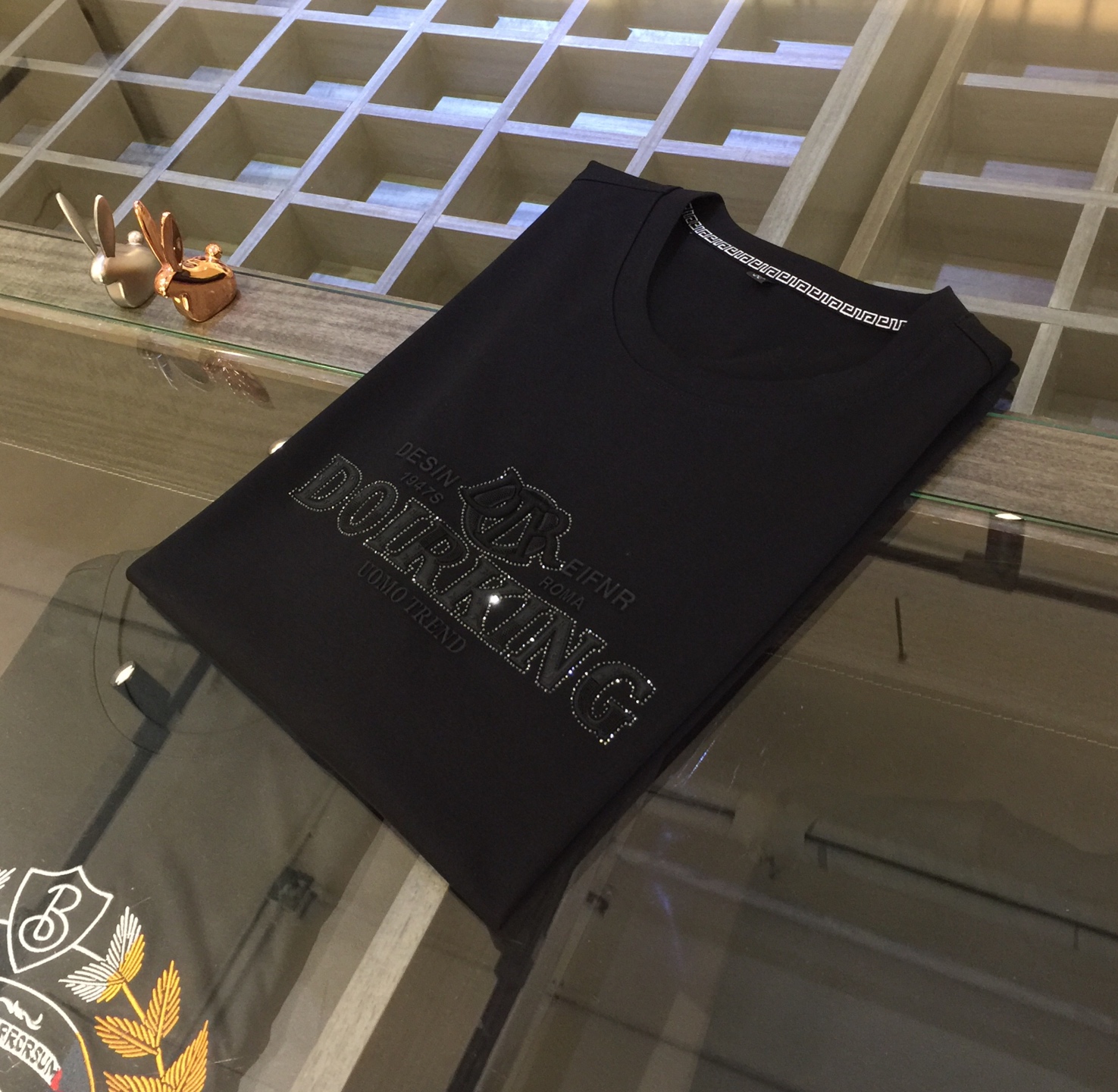 NO:160278,Dijia 2025 summer new product, instantly kill all versions!  Classic and fashionable versatile round neck short sleeves, customized mercerized cotton super soft fabric, three-dimensional logo on the chest!  Basic base shirts are indispensable for men's wardrobe. They can be matched with various clothing anytime and anywhere to meet your daily needs. The fabrics and factories we choose are all used by first-tier brands, so we recommend buying them!  Black/white!  Size M~XXXL (model/125 catties wear M), dior, T-shirt, alexander wang19860909迪家2025夏季新品 秒杀一切版本！经典时尚百搭圆领短袖 订制丝光棉超柔软面料 胸前立体Logo！男人的衣柜都少不了基础打底衫 随时随地都可以拿来搭配各种服饰 满足您日常生活需求.我们所选择的面料及工厂都是一线品牌所使用的,推荐入手！黑色/白色！尺码M～XXXL（模特/125斤穿M）,,dior,T-shirt,alexander wang,Men's clothing