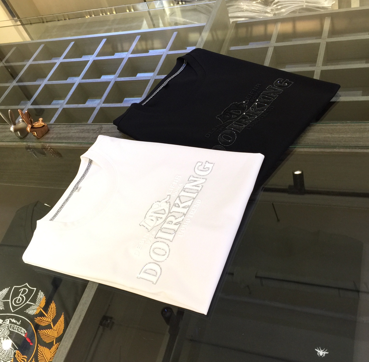 NO:137870,Dijia 2025 summer new product, instantly kill all versions!  Classic and fashionable versatile round neck short sleeves, customized mercerized cotton super soft fabric, three-dimensional logo on the chest!  Basic base shirts are indispensable for men's wardrobe. They can be matched with various clothing anytime and anywhere to meet your daily needs. The fabrics and factories we choose are all used by first-tier brands, so we recommend buying them!  Black/white!  Size M~XXXL (model/125 catties wear M), dior, T-shirt, alexander wang19860909迪家2025夏季新品 秒杀一切版本！经典时尚百搭圆领短袖 订制丝光棉超柔软面料 胸前立体Logo！男人的衣柜都少不了基础打底衫 随时随地都可以拿来搭配各种服饰 满足您日常生活需求.我们所选择的面料及工厂都是一线品牌所使用的,推荐入手！黑色/白色！尺码M～XXXL（模特/125斤穿M）,,dior,T-shirt,alexander wang,Men's clothing