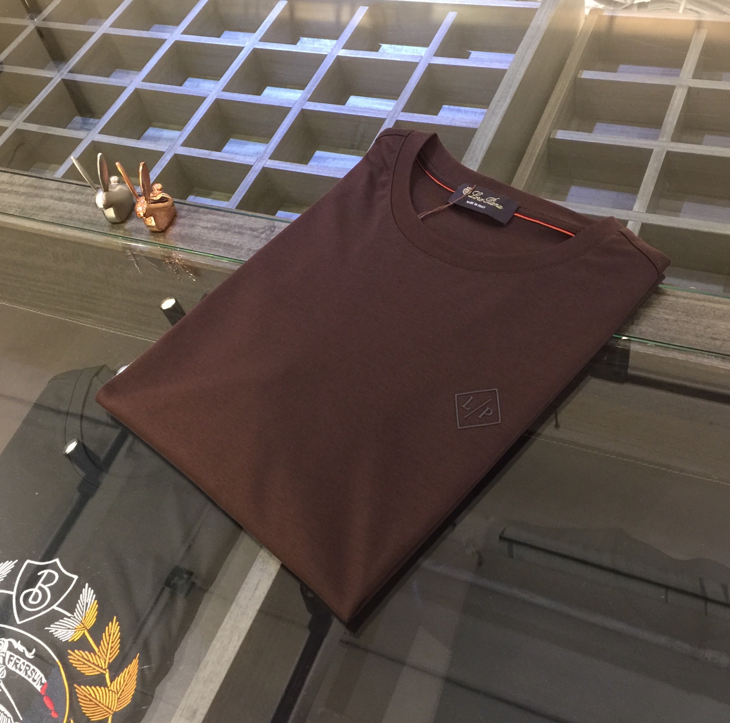 NO:160280,LP Home 2025 Summer New Products, Snap All Versions in a flash!  Classic and fashionable versatile round neck short sleeves, customized double mercerized cotton super soft fabric, chest hot stamping logo!  Basic base shirts are indispensable for men's wardrobe. They can be matched with various clothing anytime and anywhere to meet your daily needs. The fabrics and factories we choose are all used by first-tier brands, so we recommend buying them!  Black/white/coffee/navy!  Size M~XXXL (model/125 catties wear M), loro piana, T-shirt, alexander wang19860909LP家2025夏季新品 秒杀一切版本！经典时尚百搭圆领短袖 订制双丝光棉超柔软面料 胸前烫印Logo！男人的衣柜都少不了基础打底衫 随时随地都可以拿来搭配各种服饰 满足您日常生活需求.我们所选择的面料及工厂都是一线品牌所使用的,推荐入手！黑色/白色/咖色/藏青色！尺码M～XXXL（模特/125斤穿M）,,loro piana,T-shirt,alexander wang,Men's clothing