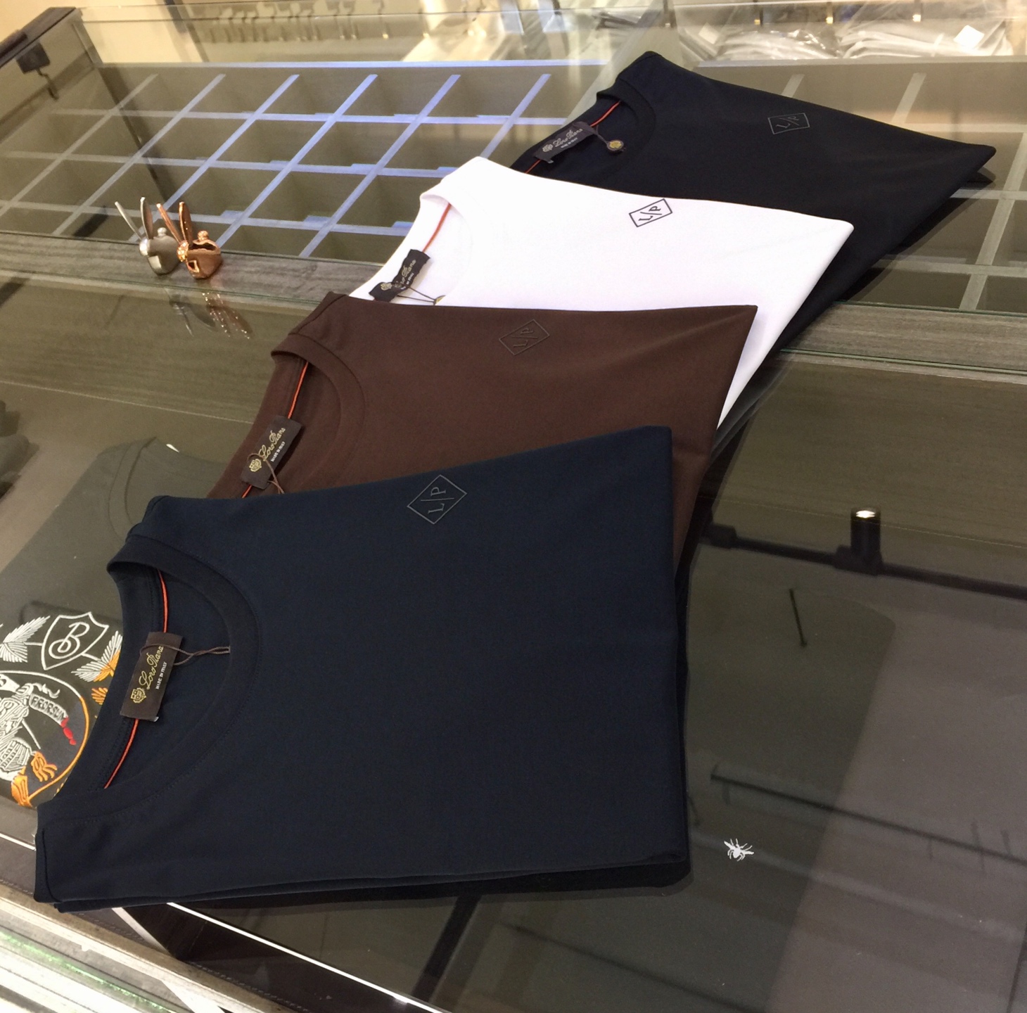 NO:137845,LP Home 2025 Summer New Products, Snap All Versions in a flash!  Classic and fashionable versatile round neck short sleeves, customized double mercerized cotton super soft fabric, chest hot stamping logo!  Basic base shirts are indispensable for men's wardrobe. They can be matched with various clothing anytime and anywhere to meet your daily needs. The fabrics and factories we choose are all used by first-tier brands, so we recommend buying them!  Black/white/coffee/navy!  Size M~XXXL (model/125 catties wear M), loro piana, T-shirt, alexander wang19860909LP家2025夏季新品 秒杀一切版本！经典时尚百搭圆领短袖 订制双丝光棉超柔软面料 胸前烫印Logo！男人的衣柜都少不了基础打底衫 随时随地都可以拿来搭配各种服饰 满足您日常生活需求.我们所选择的面料及工厂都是一线品牌所使用的,推荐入手！黑色/白色/咖色/藏青色！尺码M～XXXL（模特/125斤穿M）,,loro piana,T-shirt,alexander wang,Men's clothing