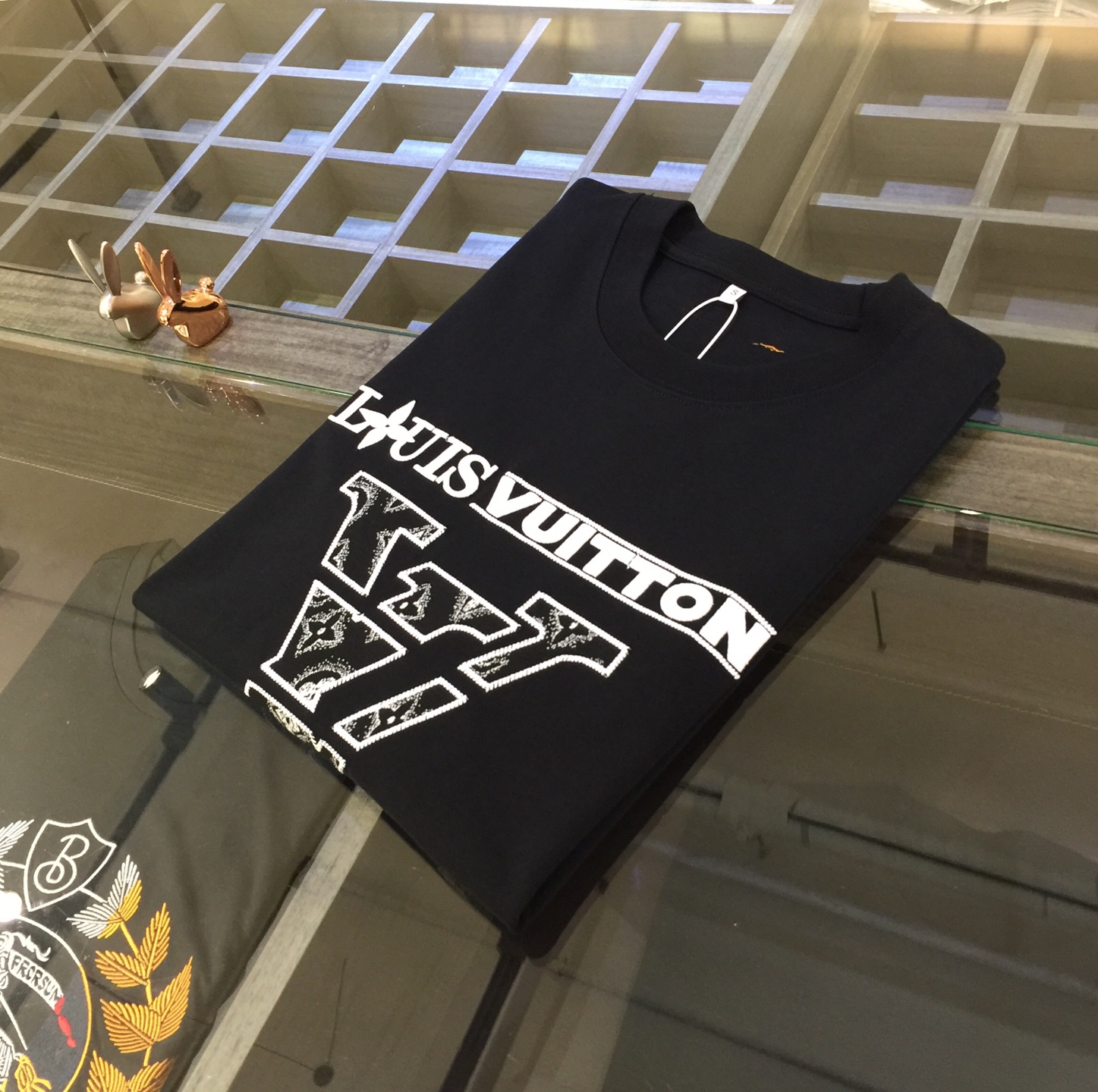 NO:160282,Lujia's new summer product in 2025, classic and fashionable, versatile round neck, micro-expanded half-sleeved shirt, woven European cotton fabric, exquisite three-dimensional embroidery craftsmanship logo design on the chest!  Imported original double-strand yarn, the fabric is soft and delicate, and basic base shirts are indispensable in men's wardrobe. They can be matched with various clothing anytime and anywhere to meet your daily life needs. The fabrics and factories we choose are all used by first-tier brands, and the clothes are very simple and low-key. Dears, buy them quickly!  Black/white!  Size XS~L (model/catties wear XS), louis vuitton,louis vuitton,alexander wang19860909驴家2025夏季新品 经典时尚百搭圆领微扩半袖衫 订织欧棉面料 胸前精致立体刺绣工艺Logo设计！进口原版双股纱线 面料柔软细腻 男人的衣柜都少不了基础打底衫 随时随地都可以拿来搭配各种服饰 满足您日常生活需求.我们所选择的面料及工厂都是一线品牌所使用的,衣服设计非常的简洁 很是低调的设计 亲们赶紧入手！黑色/白色！尺码XS～L（模特/斤穿XS）,,louis vuitton,louis vuitton,alexander wang,Men's clothing