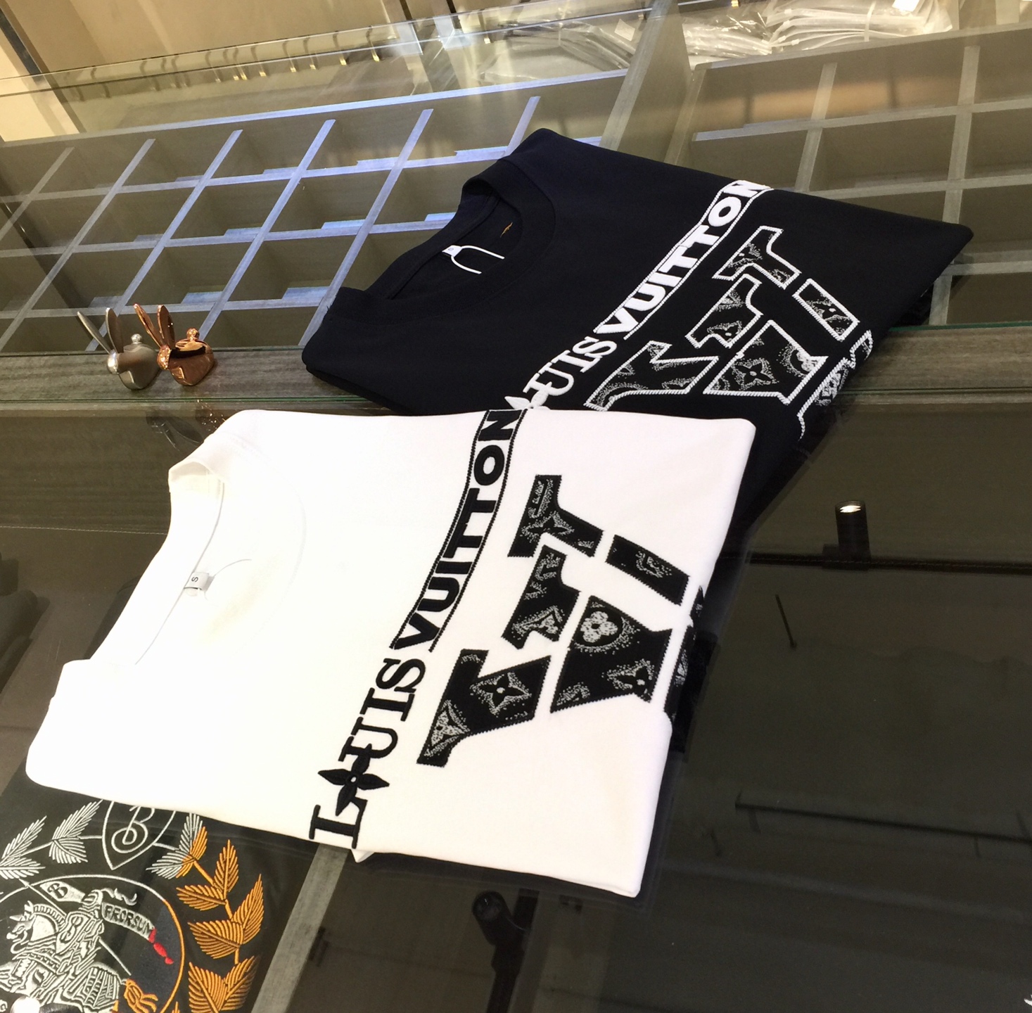 NO:140690,Lujia's new summer product in 2025, classic and fashionable, versatile round neck, micro-expanded half-sleeved shirt, woven European cotton fabric, exquisite three-dimensional embroidery craftsmanship logo design on the chest!  Imported original double-strand yarn, the fabric is soft and delicate, and basic base shirts are indispensable in men's wardrobe. They can be matched with various clothing anytime and anywhere to meet your daily life needs. The fabrics and factories we choose are all used by first-tier brands, and the clothes are very simple and low-key. Dears, buy them quickly!  Black/white!  Size XS~L (model/catties wear XS), louis vuitton,louis vuitton,alexander wang19860909驴家2025夏季新品 经典时尚百搭圆领微扩半袖衫 订织欧棉面料 胸前精致立体刺绣工艺Logo设计！进口原版双股纱线 面料柔软细腻 男人的衣柜都少不了基础打底衫 随时随地都可以拿来搭配各种服饰 满足您日常生活需求.我们所选择的面料及工厂都是一线品牌所使用的,衣服设计非常的简洁 很是低调的设计 亲们赶紧入手！黑色/白色！尺码XS～L（模特/斤穿XS）,,louis vuitton,louis vuitton,alexander wang,Men's clothing