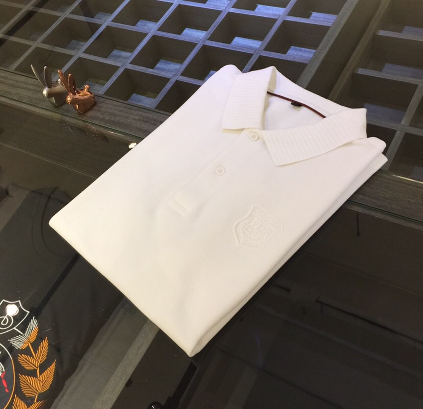 NO:160284,The latest series of LP Fat Brother Gospel 1970AW, versatile commuting to work, elegant design, a must-have for business elites, using Gaoke heavy mercerized cotton fabric, Wen Ru soft, delicate and soft, the upper body is naturally comfortable, lapel business casual slim fit, chest brand logo embroidery design!  You can wear it in business or casual!  It highlights the overall styling and body-slimming feeling. The overall craftsmanship line is really impeccable. This kind of lapel fashion adds points to urban fashion people and has a more gentlemanly charm!  Black/white/gray green!  Size M～4XL (model/catties wear M), loro piano, alexander wang19860909LP家胖哥哥福音1970AW最新系列 上班通勤百搭 富于优雅的设计感 商务精英必备 采用高克重丝光棉面料 温儒柔软 细腻柔软 上身自然是舒适 翻领商务休闲修身款 胸前品牌Logo刺绣设计！无论是商务还是休闲时候都可穿搭！非常的凸显整体的造型感以及修身上身感 整体的工艺车线真的是无可挑剔的 这样的一款翻领时装 无不为都市时尚人士加分 更加的绅士韵味十足范！黑色/白色/灰绿色！尺码M～4XL（模特/斤穿M）,,loro piana,alexander wang,Men's clothing