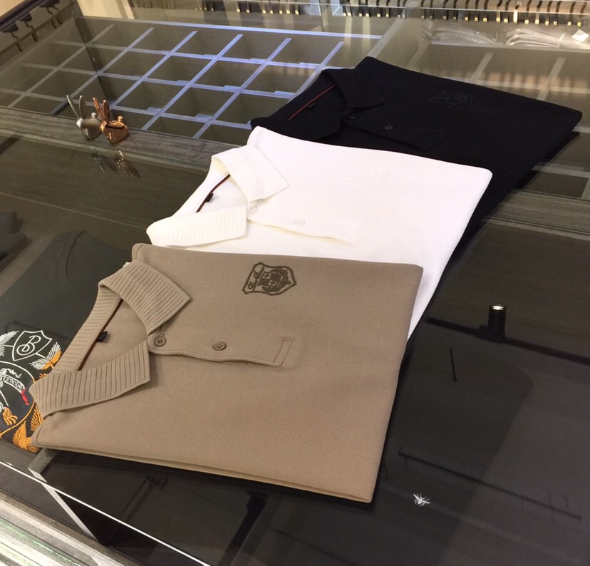 NO:140696,The latest series of LP Fat Brother Gospel 1970AW, versatile commuting to work, elegant design, a must-have for business elites, using Gaoke heavy mercerized cotton fabric, Wen Ru soft, delicate and soft, the upper body is naturally comfortable, lapel business casual slim fit, chest brand logo embroidery design!  You can wear it in business or casual!  It highlights the overall styling and body-slimming feeling. The overall craftsmanship line is really impeccable. This kind of lapel fashion adds points to urban fashion people and has a more gentlemanly charm!  Black/white/gray green!  Size M～4XL (model/catties wear M), loro piano, alexander wang19860909LP家胖哥哥福音1970AW最新系列 上班通勤百搭 富于优雅的设计感 商务精英必备 采用高克重丝光棉面料 温儒柔软 细腻柔软 上身自然是舒适 翻领商务休闲修身款 胸前品牌Logo刺绣设计！无论是商务还是休闲时候都可穿搭！非常的凸显整体的造型感以及修身上身感 整体的工艺车线真的是无可挑剔的 这样的一款翻领时装 无不为都市时尚人士加分 更加的绅士韵味十足范！黑色/白色/灰绿色！尺码M～4XL（模特/斤穿M）,,loro piana,alexander wang,Men's clothing