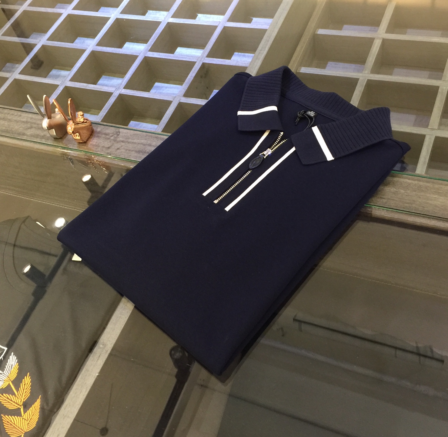 NO:160286,Dijia 2025AW latest series, versatile commuting to work, elegant design, a must-have for business elites, exquisite threaded neckline design!  It uses high-quality high-quality woven bead floor cotton fabric with high-standard foot-starting technology!  Wen Ru is soft, delicate and soft, and the upper body is naturally comfortable. The lapel business and casual slim fit can be worn both in business and leisure, which highlights the overall styling and slim body feel. The overall craftsmanship line is really impeccable. This kind of lapel fashion adds points to urban fashion people and has a more gentlemanly charm!  Dark blue/white!  Size M~XXXL (model/125 catties wear M), dior, alexander wang19860909迪家2025AW最新系列 上班通勤百搭 富于优雅的设计感 商务精英必备 领口精致螺纹设计！采用高克重天丝丝光珠地棉面料 高规格起脚工艺！温儒柔软 细腻柔软 上身自然是舒适 翻领商务休闲修身款 无论是商务还是休闲时候都可穿搭 非常的凸显整体的造型感以及修身上身感 整体的工艺车线真的是无可挑剔的 这样的一款翻领时装 无不为都市时尚人士加分 更加的绅士韵味十足范！深蓝色/白色！尺码M～XXXL（模特/125斤穿M）,,dior,alexander wang,Men's clothing