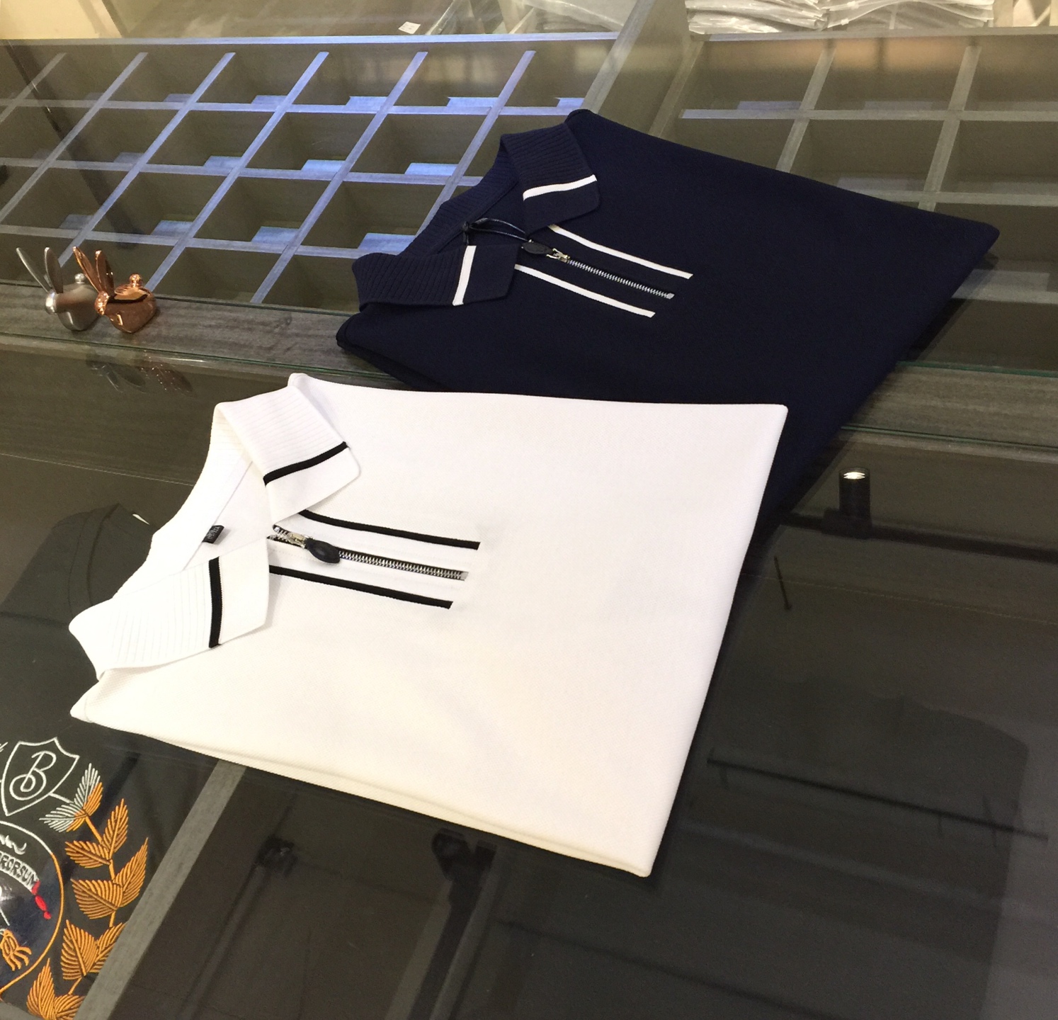 NO:140674,Dijia 2025AW latest series, versatile commuting to work, elegant design, a must-have for business elites, exquisite threaded neckline design!  It uses high-quality high-quality woven bead floor cotton fabric with high-standard foot-starting technology!  Wen Ru is soft, delicate and soft, and the upper body is naturally comfortable. The lapel business and casual slim fit can be worn both in business and leisure, which highlights the overall styling and slim body feel. The overall craftsmanship line is really impeccable. This kind of lapel fashion adds points to urban fashion people and has a more gentlemanly charm!  Dark blue/white!  Size M~XXXL (model/125 catties wear M), dior, alexander wang19860909迪家2025AW最新系列 上班通勤百搭 富于优雅的设计感 商务精英必备 领口精致螺纹设计！采用高克重天丝丝光珠地棉面料 高规格起脚工艺！温儒柔软 细腻柔软 上身自然是舒适 翻领商务休闲修身款 无论是商务还是休闲时候都可穿搭 非常的凸显整体的造型感以及修身上身感 整体的工艺车线真的是无可挑剔的 这样的一款翻领时装 无不为都市时尚人士加分 更加的绅士韵味十足范！深蓝色/白色！尺码M～XXXL（模特/125斤穿M）,,dior,alexander wang,Men's clothing