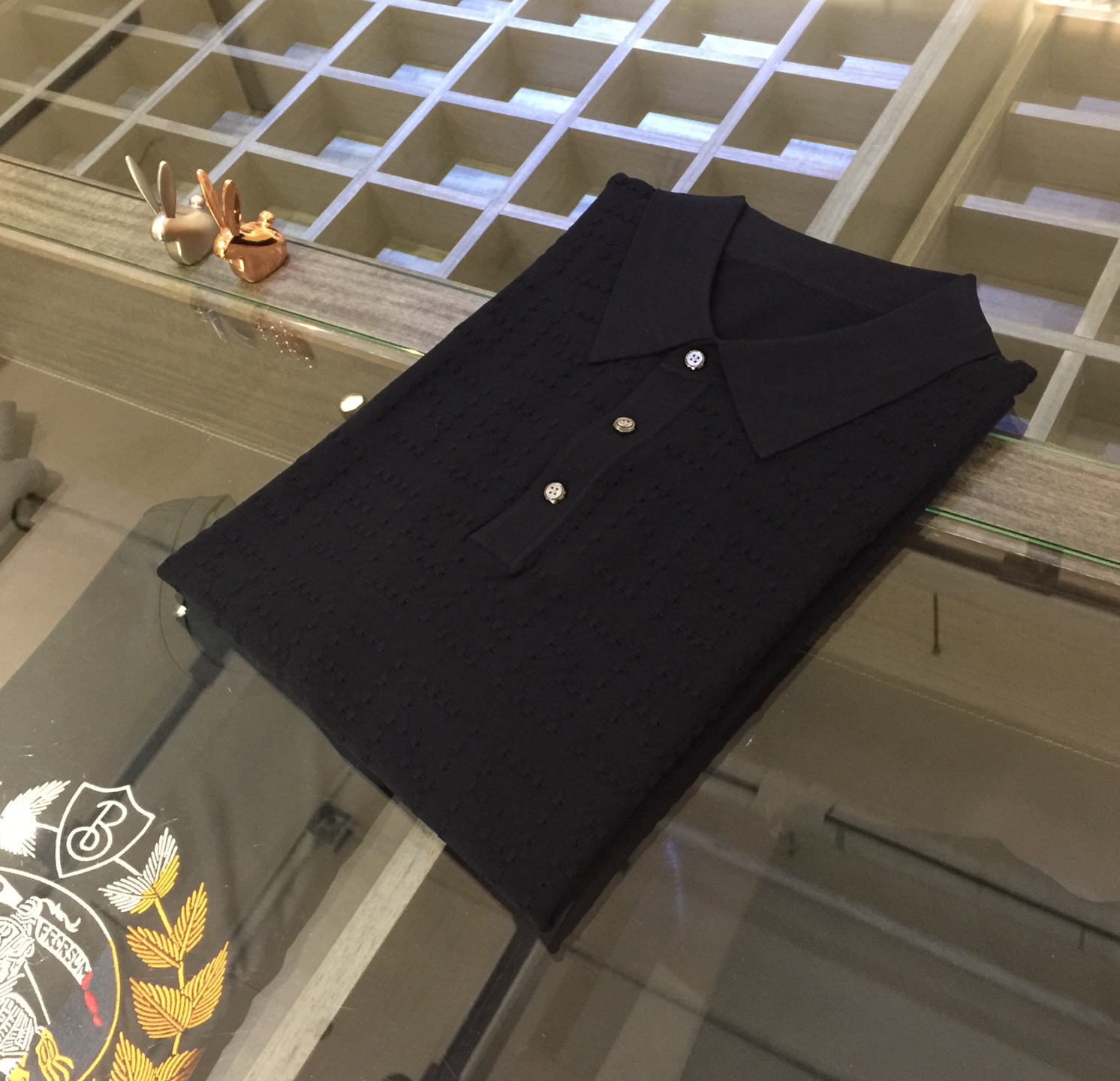 NO:160287,F-home recommendation!  The latest series of 2025AW, versatile commuting at work, elegant design, a must-have for business elites!  Use high-weight mulberry silk Yilit blended knitted foot cloth fabric!  Wen Ru is soft, delicate and soft, and the upper body is naturally comfortable. The lapel is a business casual slim fit. It can be worn in both business and leisure, which highlights the overall styling and slim body feel. The overall craftsmanship line is really impeccable. This kind of fashion adds points to urban fashion people and has a more gentlemanly charm!  Black/white!  Size M~XXXL (model/125 catties wear M), fendi, alexander wang19860909F家重磅推荐！2025AW最新系列 上班通勤百搭 富于优雅的设计感 商务精英必备！采用高克重桑蚕丝伊力特混纺针织起脚布面料！温儒柔软 细腻柔软 上身自然是舒适 翻领商务休闲修身款 无论是商务还是休闲时候都可穿搭 非常的凸显整体的造型感以及修身上身感 整体的工艺车线真的是无可挑剔的 这样的一款时装 无不为都市时尚人士加分 更加的绅士韵味十足范！黑色/白色！尺码M～XXXL（模特/125斤穿M）,,fendi,alexander wang,Men's clothing