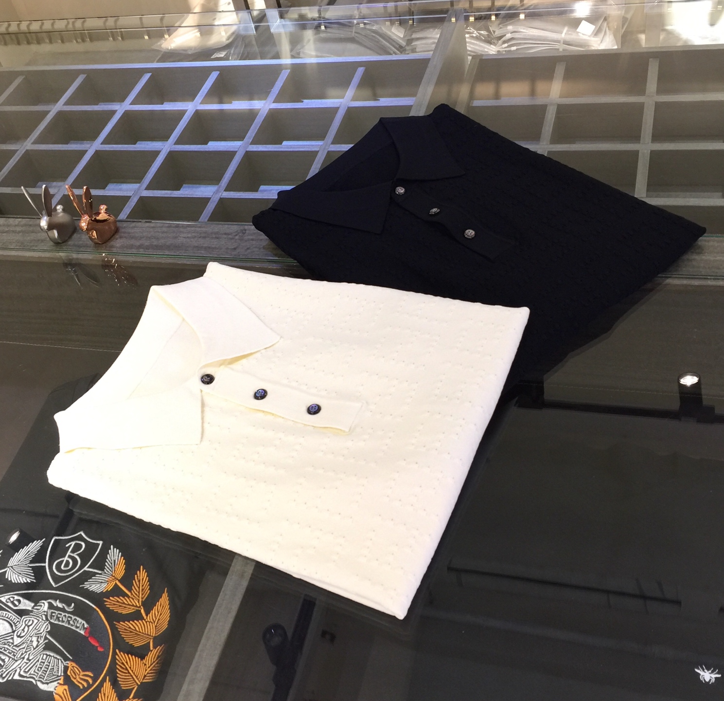 NO:140677,F-home recommendation!  The latest series of 2025AW, versatile commuting at work, elegant design, a must-have for business elites!  Use high-weight mulberry silk Yilit blended knitted foot cloth fabric!  Wen Ru is soft, delicate and soft, and the upper body is naturally comfortable. The lapel is a business casual slim fit. It can be worn in both business and leisure, which highlights the overall styling and slim body feel. The overall craftsmanship line is really impeccable. This kind of fashion adds points to urban fashion people and has a more gentlemanly charm!  Black/white!  Size M~XXXL (model/125 catties wear M), fendi, alexander wang19860909F家重磅推荐！2025AW最新系列 上班通勤百搭 富于优雅的设计感 商务精英必备！采用高克重桑蚕丝伊力特混纺针织起脚布面料！温儒柔软 细腻柔软 上身自然是舒适 翻领商务休闲修身款 无论是商务还是休闲时候都可穿搭 非常的凸显整体的造型感以及修身上身感 整体的工艺车线真的是无可挑剔的 这样的一款时装 无不为都市时尚人士加分 更加的绅士韵味十足范！黑色/白色！尺码M～XXXL（模特/125斤穿M）,,fendi,alexander wang,Men's clothing