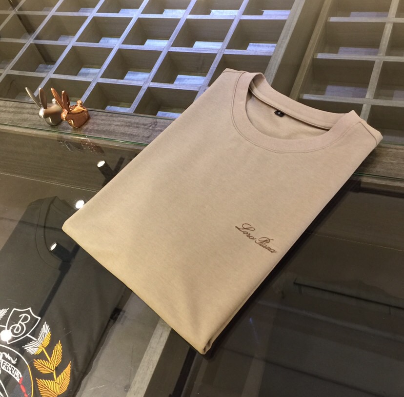 NO:160289,LP Fat Brother Gospel Summer New Product, Classic and Fashionable Round Neck Half-Sleeve Shirt, Ordered Mercerized Cotton-Line Blend Fabric, Soft and Delicate, Fine Threaded Splicing!  Basic base shirts are indispensable for men's wardrobes. They can be matched with various clothing anytime and anywhere to meet your daily needs. The fabrics and factories we choose are all used by first-tier brands, and the clothes are designed very atmospheric and fashionable and high-end goods!  Dears, hurry up and buy it!  Black/card green/light blue!  Size M~4XL (model/125 catties wear M), loro piana, alexander wang19860909LP家胖哥哥福音夏季新品 经典时尚百搭圆领半袖衫 订织丝光棉麻混纺面料 面料柔软细腻 精细螺纹拼接！男人的衣柜都少不了基础打底衫 随时随地都可以拿来搭配各种服饰 满足您日常生活需求.我们所选择的面料及工厂都是一线品牌所使用的,衣服设计非常的大气时尚 高档货物！亲们赶紧入手！黑色/卡绿色/淡蓝色！尺码M～4XL（模特/125斤穿M）,,loro piana,alexander wang,Men's clothing