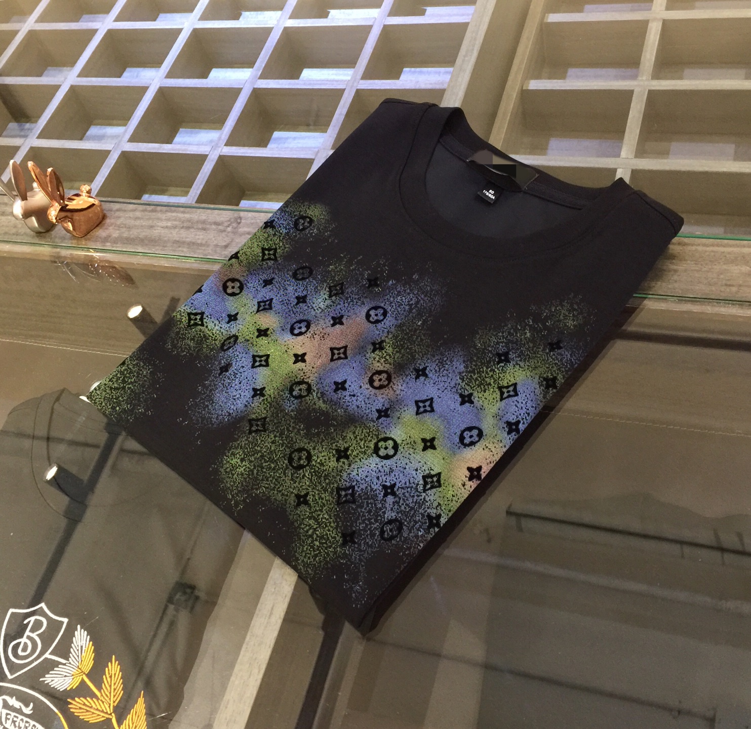 NO:160290,Lujia 2025 summer new product, instantly kill all versions!  Classic and fashionable versatile round neck short sleeves, three-dimensional flocking logo design on the chest. Customized mulberry silk silk silk cotton fabric. Imported original starting silhouette yarn. The fabric is soft and delicate. Basic base shirts are indispensable for men's wardrobe. They can be matched with various clothing anytime and anywhere to meet your daily life needs. The fabrics and factories we choose are all used by first-tier brands. We recommend buying them!  Black/white!  Size M~XXXL (model/125 catties wear M), louis vuitton,louis vuitton,t-shirt,alexander wang19860909驴家2025夏季新品 秒杀一切版本！经典时尚百搭圆领短袖 胸前烫印立体植绒Logo设计.订制桑蚕丝丝光棉面料 进口原版起脚天丝纱线 面料柔软细腻 男人的衣柜都少不了基础打底衫 随时随地都可以拿来搭配各种服饰 满足您日常生活需求.我们所选择的面料及工厂都是一线品牌所使用的,推荐入手！黑色/白色！尺码M～XXXL（模特/125斤穿M）,,louis vuitton,louis vuitton,T-shirt,alexander wang,Men's clothing