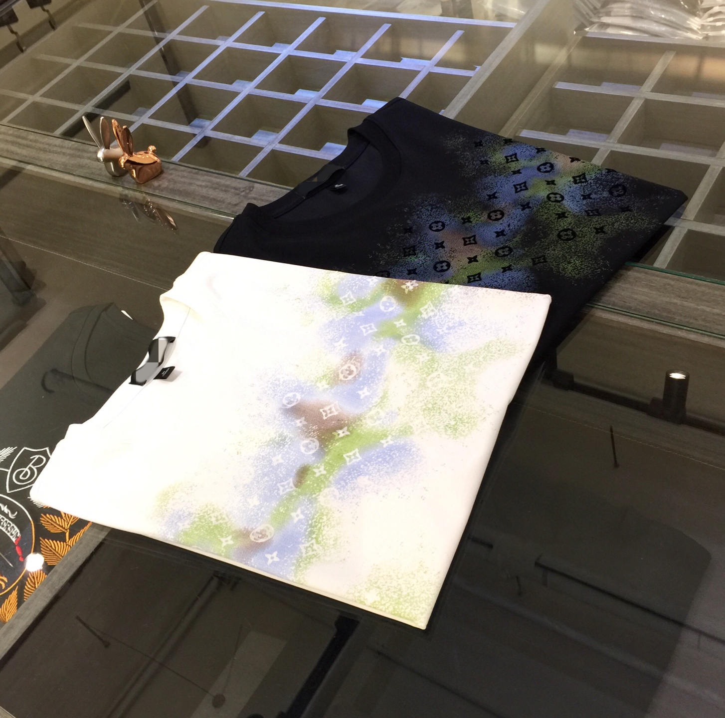 NO:140686,Lujia 2025 summer new product, instantly kill all versions!  Classic and fashionable versatile round neck short sleeves, three-dimensional flocking logo design on the chest. Customized mulberry silk silk silk cotton fabric. Imported original starting silhouette yarn. The fabric is soft and delicate. Basic base shirts are indispensable for men's wardrobe. They can be matched with various clothing anytime and anywhere to meet your daily life needs. The fabrics and factories we choose are all used by first-tier brands. We recommend buying them!  Black/white!  Size M~XXXL (model/125 catties wear M), louis vuitton,louis vuitton,t-shirt,alexander wang19860909驴家2025夏季新品 秒杀一切版本！经典时尚百搭圆领短袖 胸前烫印立体植绒Logo设计.订制桑蚕丝丝光棉面料 进口原版起脚天丝纱线 面料柔软细腻 男人的衣柜都少不了基础打底衫 随时随地都可以拿来搭配各种服饰 满足您日常生活需求.我们所选择的面料及工厂都是一线品牌所使用的,推荐入手！黑色/白色！尺码M～XXXL（模特/125斤穿M）,,louis vuitton,louis vuitton,T-shirt,alexander wang,Men's clothing