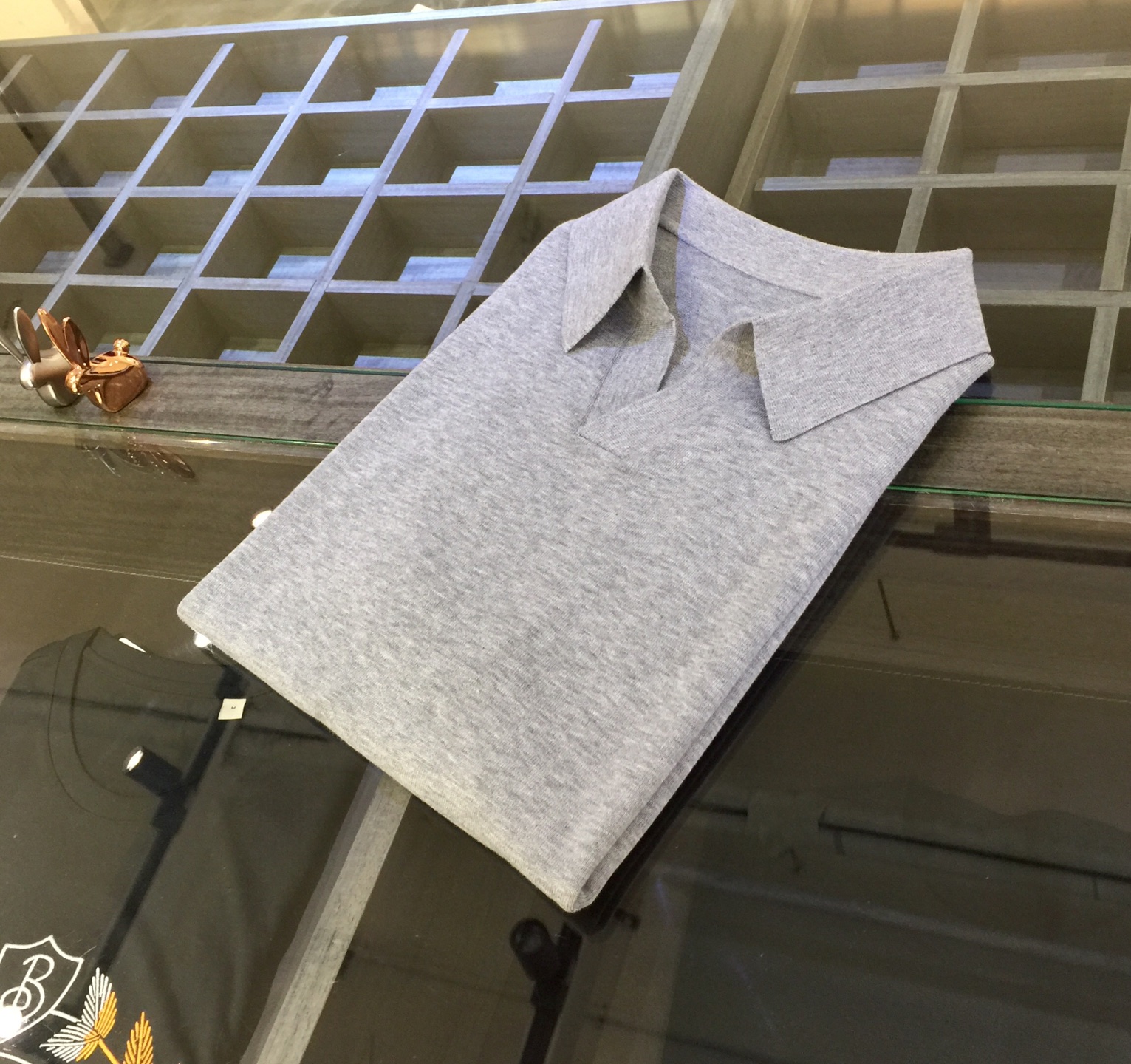 NO:160281,P Home The most basic and common style in the wardrobe in 2025, a comfortable, fashionable and durable Tianshi cotton sweater is hard to come by. This new 25-year spring and summer lapel knitted product from old channels, and everyone who has taken it to our family knows it, so I won’t say more~ Customer-supplied imported fabrics, soft, breathable, and a very delicate feeling to the touch. The V-shaped plaid design on the neckline makes people shine, with a little retro feel, which looks fashionable and unique. The inner part is all made of single-needle edge locking craftsmanship!  The cuff ends are made of custom threads, which can ensure that they are not easily deformed!  The cut is appropriately cut without any sense of restraint. Every part is perfectly in line with the rhythm of the human body. Even if you wear it, it is super comfortable!  Slim and show your temperament, it is definitely a platinum item for business and leisure!  Grey/dark blue!  Size M~XXXL (model/125 catties wear M), alexander wang19860909P家 2025年衣橱里最为基础常见的款式,一件舒适时髦又耐看的天丝棉针织衫更是可遇而不可求,这款25年春夏新款翻领针织 老渠道的口碑货,拿过咱家的都懂,就不再多说了哈~ 客供进口面料,柔软透气垂坠感强,摸上去非常细腻的感觉.领口V型开襟设计,让人眼前一亮,有一点复古feel,显得时髦又别致.内里全部采用单针锁边工艺！袖口衣尾采用定制螺纹,能够确保穿着不轻易变形！裁剪得体,没有任何束缚感,每一处都完美符合人体律动,既便是穿着动动都超舒适！修身显气质,绝对是商务休闲的白金单品！灰色/深蓝色！尺码M～XXXL（模特/125斤穿M）,,alexander wang,Men's clothing