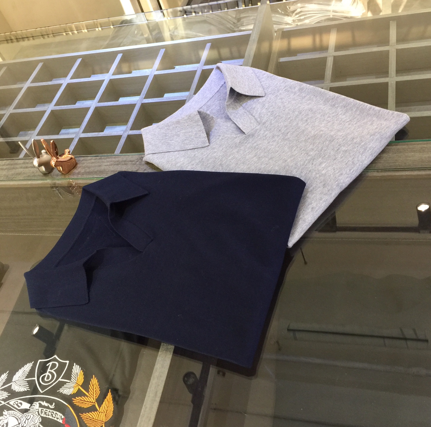 NO:140689,P Home The most basic and common style in the wardrobe in 2025, a comfortable, fashionable and durable Tianshi cotton sweater is hard to come by. This new 25-year spring and summer lapel knitted product from old channels, and everyone who has taken it to our family knows it, so I won’t say more~ Customer-supplied imported fabrics, soft, breathable, and a very delicate feeling to the touch. The V-shaped plaid design on the neckline makes people shine, with a little retro feel, which looks fashionable and unique. The inner part is all made of single-needle edge locking!  The cuff ends are made of custom threads, which can ensure that they are not easily deformed!  The cut is appropriately cut without any sense of restraint. Every part is perfectly in line with the rhythm of the human body. Even if you wear it, it is super comfortable!  Slim and show your temperament, it is definitely a platinum item for business and leisure!  Grey/dark blue!  Size M~XXXL (model/125 catties wear M), alexander wang19860909P家 2025年衣橱里最为基础常见的款式,一件舒适时髦又耐看的天丝棉针织衫更是可遇而不可求,这款25年春夏新款翻领针织 老渠道的口碑货,拿过咱家的都懂,就不再多说了哈~ 客供进口面料,柔软透气垂坠感强,摸上去非常细腻的感觉.领口V型开襟设计,让人眼前一亮,有一点复古feel,显得时髦又别致.内里全部采用单针锁边工艺！袖口衣尾采用定制螺纹,能够确保穿着不轻易变形！裁剪得体,没有任何束缚感,每一处都完美符合人体律动,既便是穿着动动都超舒适！修身显气质,绝对是商务休闲的白金单品！灰色/深蓝色！尺码M～XXXL（模特/125斤穿M）,,alexander wang,Men's clothing