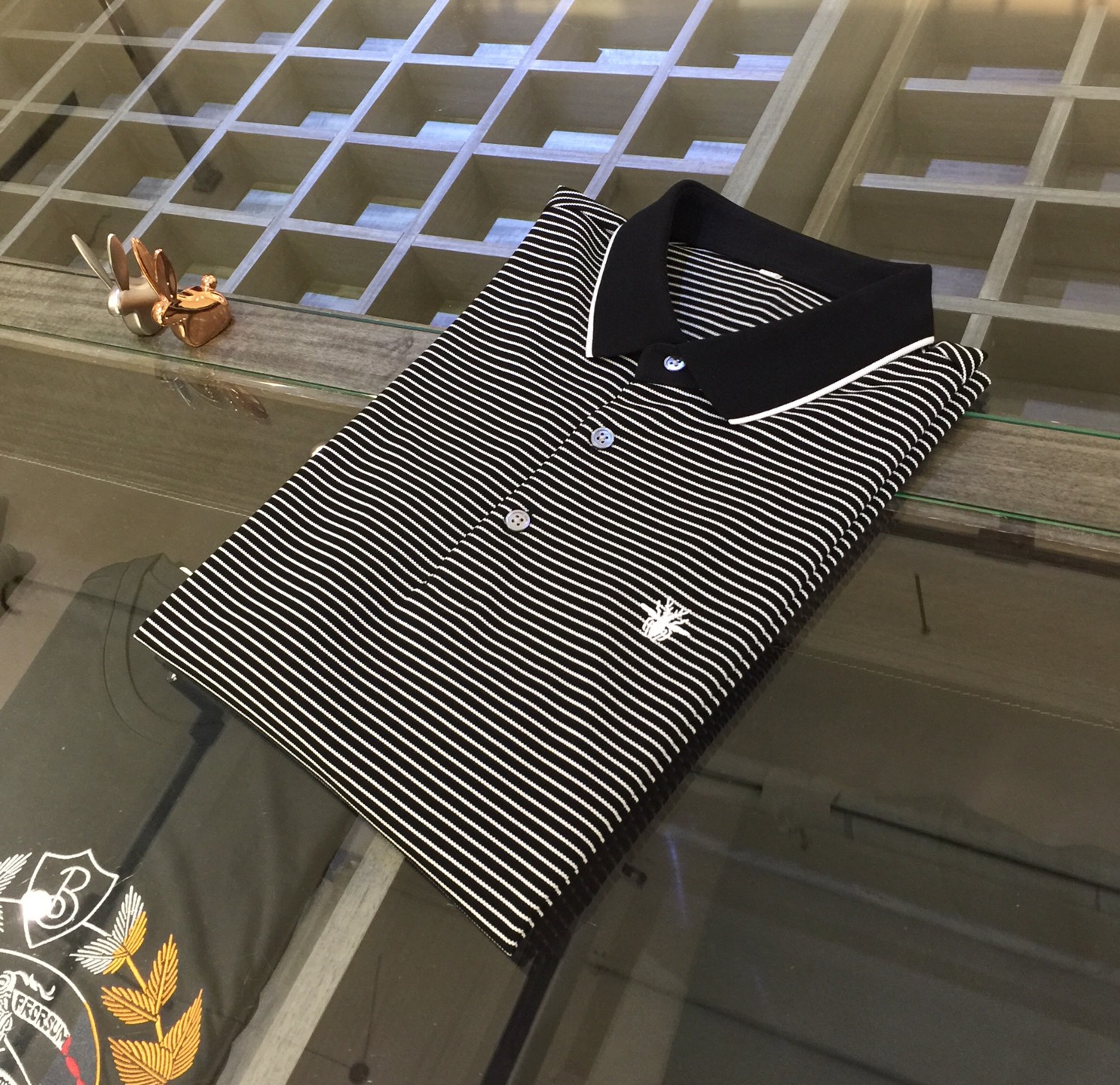 NO:160291,Dijia’s important recommendation!  The latest series of 2025AW, versatile commuting at work, elegant design, a must-have for business elites, striped design integrated into one!  Exquisite embroidered logo on the chest!  It uses imported double mercerized bead floor cotton fabric. Wen Ru is soft, delicate and soft. The upper body is naturally comfortable. The lapel business casual slim fit can be worn both in business and leisure. It highlights the overall styling and slim body feel. The overall craftsmanship line is really impeccable. This kind of lapel fashion adds points to urban fashion people and has a more gentlemanly charm!  Black/white!  Size M~XXXL (model/125 catties wear M), dior, alexander wang19860909迪家重磅推荐！2025AW最新系列 上班通勤百搭 富于优雅的设计感 商务精英必备 条纹设计一体成型！胸前精致刺绣Logo！采用进口双丝光珠地棉面料 温儒柔软 细腻柔软 上身自然是舒适 翻领商务休闲修身款 无论是商务还是休闲时候都可穿搭 非常的凸显整体的造型感以及修身上身感 整体的工艺车线真的是无可挑剔的 这样的一款翻领时装 无不为都市时尚人士加分 更加的绅士韵味十足范！黑色/白色！尺码M～XXXL（模特/125斤穿M）,,dior,alexander wang,Men's clothing