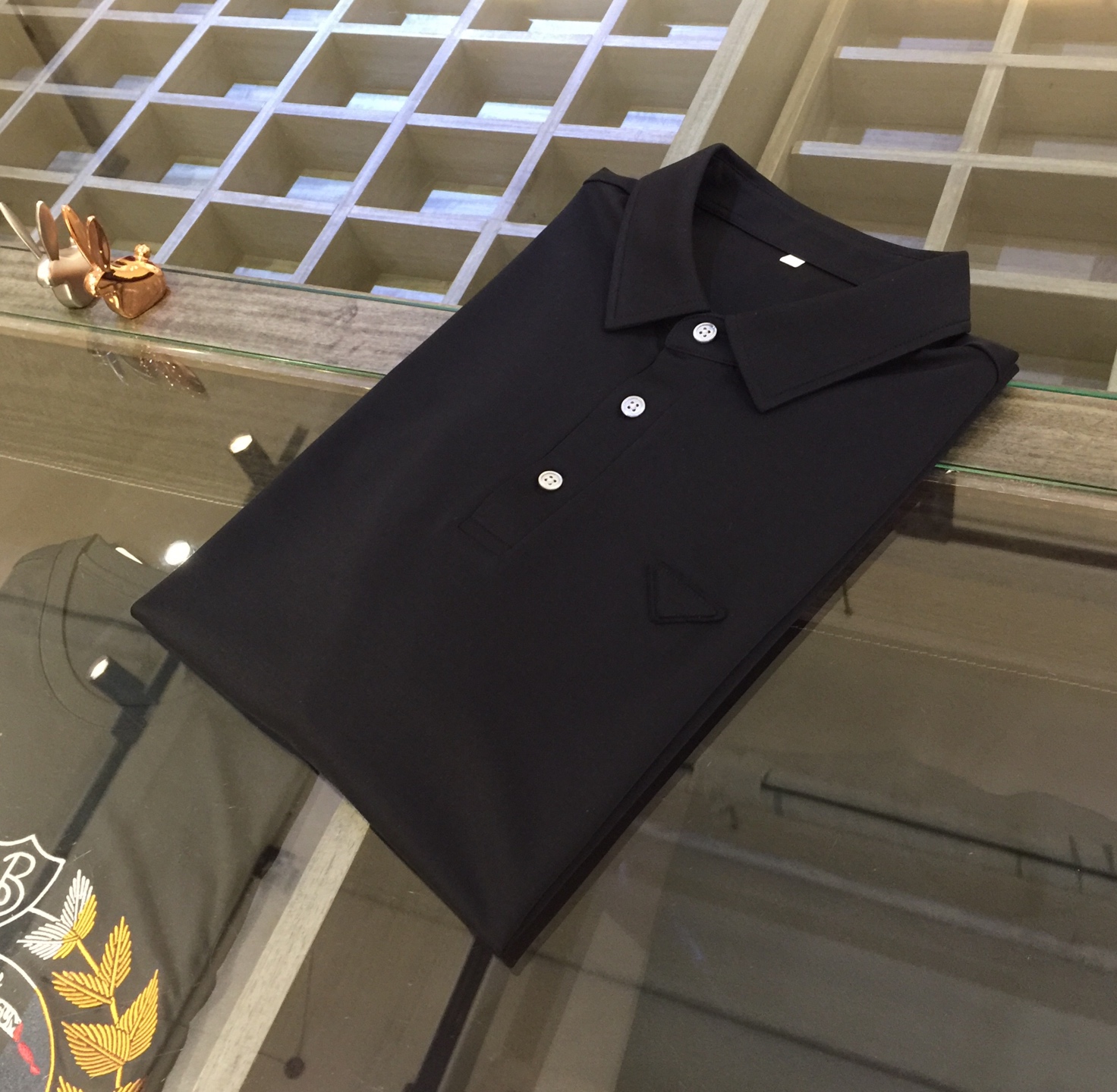 NO:160292,P home high-end products must be included in the series!  The latest short-sleeved lapel shirt released in summer 2025!  High-end mulberry silk cotton fabric, breathable, comfortable, delicate and soft, all original customized products, high-end quality!  High-quality shipment, fashionable and stylish upper body!  Black/dark blue!  Good goods must be purchased!  Size M~XXXL (model/125 catties wear M), T-shirt, alexander wang19860909P家高端好货必入系列！2025夏季最新发布短袖翻领衫！高档桑蚕丝棉面料,透气舒适细腻柔软,面料,辅料全部原版定制出品,品质高端！高品质出货,上身时尚有型！黑色/深蓝色！好货必入！尺码M～XXXL（模特/125斤穿M）,,T-shirt,alexander wang,Men's clothing