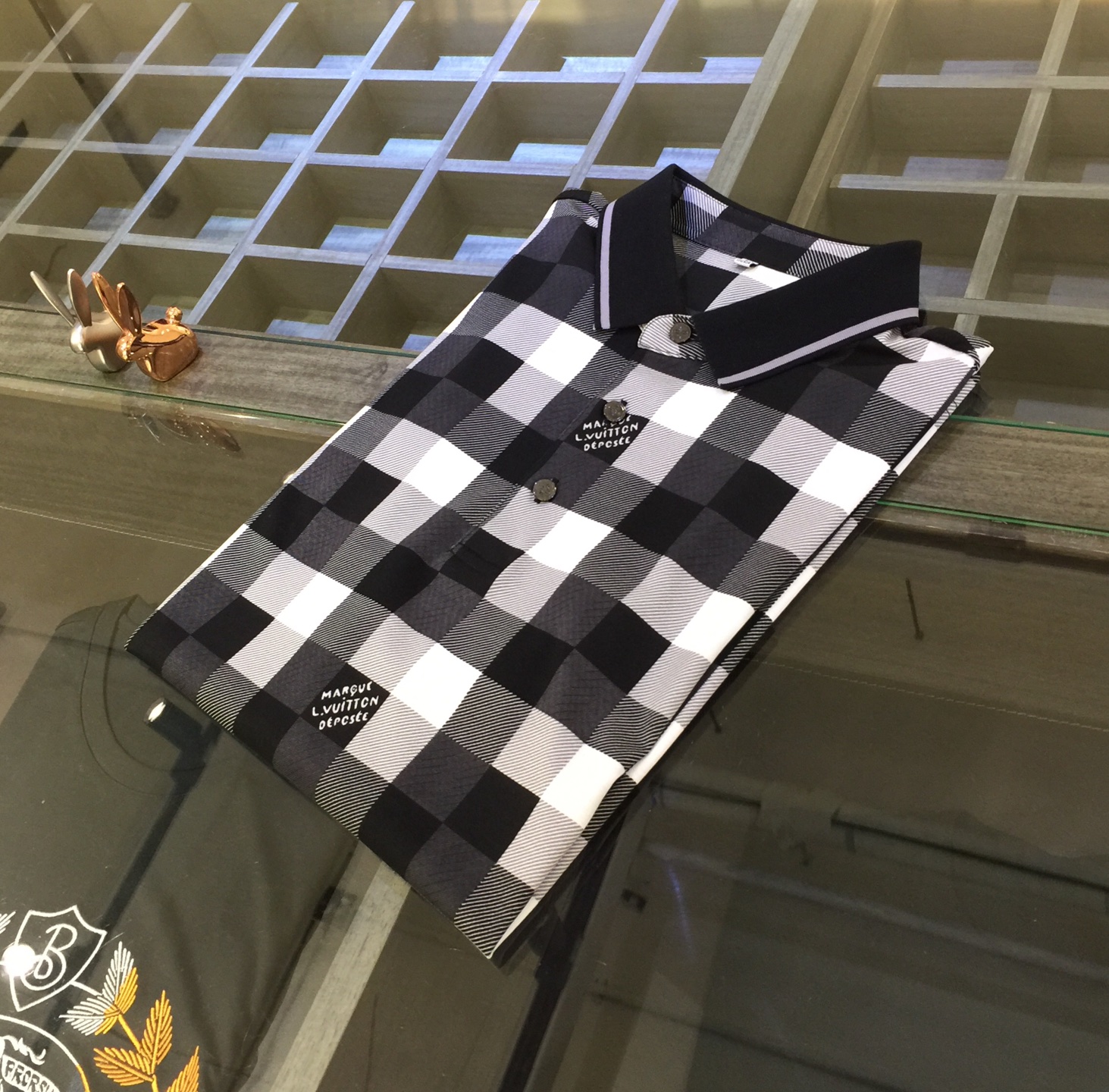 NO:160293,The latest short-sleeved lapel shirt for the 2025 summer release!  High-end silk cotton fabric, breathable, comfortable, delicate and soft, all original customized products, and high-end digital printing of the whole dress!  High-end quality!  High-quality shipment, fashionable and stylish upper body!  Black/Blue!  Size M~XXXL (model/125 catties wear M), louis vuitton,louis vuitton,t-shirt,alexander wang19860909驴家2025夏季最新发布短袖翻领衫！高档天丝棉面料,透气舒适细腻柔软,面料,辅料全部原版定制出品,整衣高档数码印花！品质高端！高品质出货,上身时尚有型！黑色/蓝色！尺码M～XXXL（模特/125斤穿M）,,louis vuitton,louis vuitton,T-shirt,alexander wang,Men's clothing