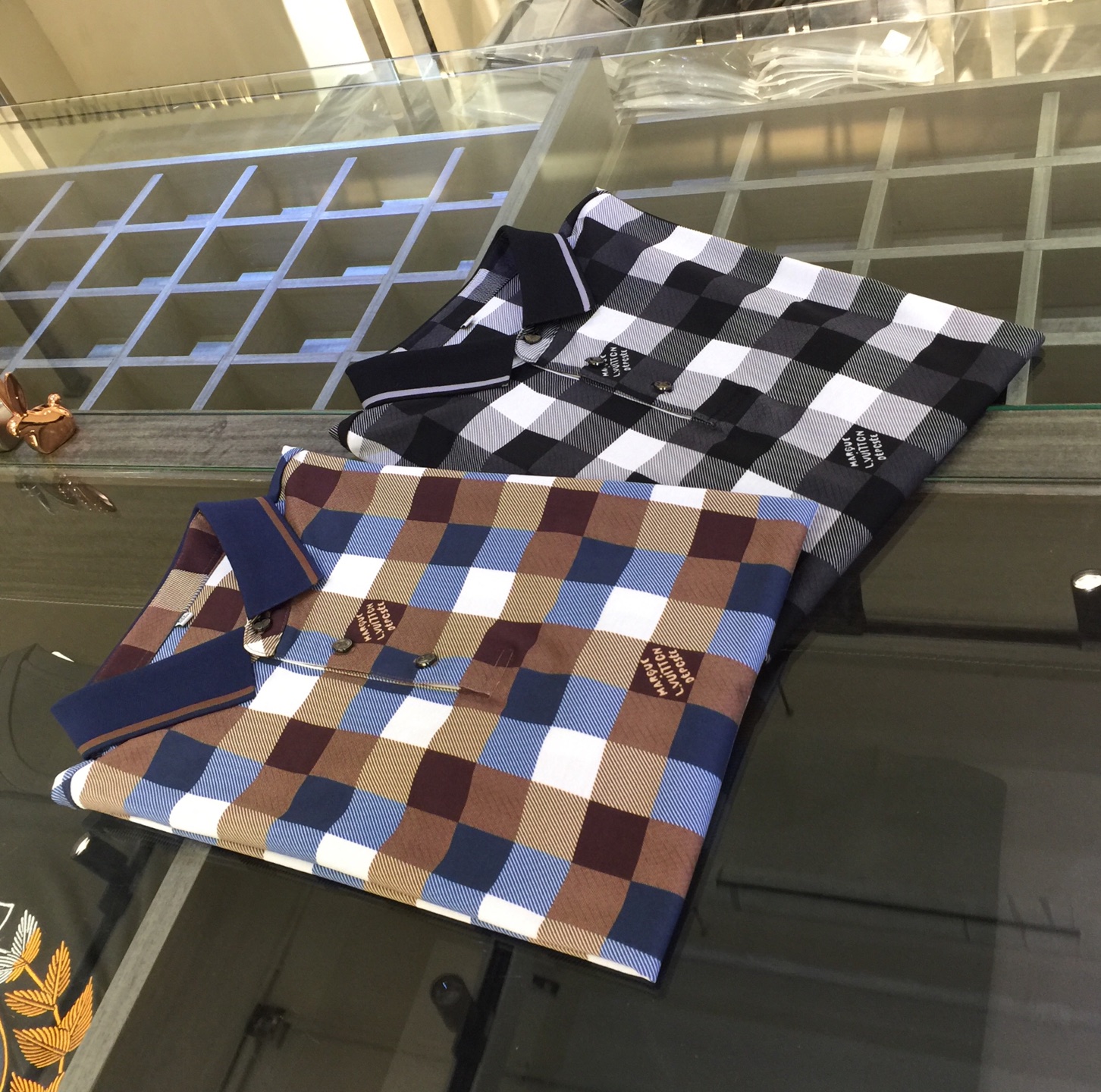 NO:140697,The latest short-sleeved lapel shirt for the 2025 summer release!  High-end silk cotton fabric, breathable, comfortable, delicate and soft, all original customized products, and high-end digital printing of the whole dress!  High-end quality!  High-quality shipment, fashionable and stylish upper body!  Black/Blue!  Size M~XXXL (model/125 catties wear M), louis vuitton,louis vuitton,t-shirt,alexander wang19860909驴家2025夏季最新发布短袖翻领衫！高档天丝棉面料,透气舒适细腻柔软,面料,辅料全部原版定制出品,整衣高档数码印花！品质高端！高品质出货,上身时尚有型！黑色/蓝色！尺码M～XXXL（模特/125斤穿M）,,louis vuitton,louis vuitton,T-shirt,alexander wang,Men's clothing