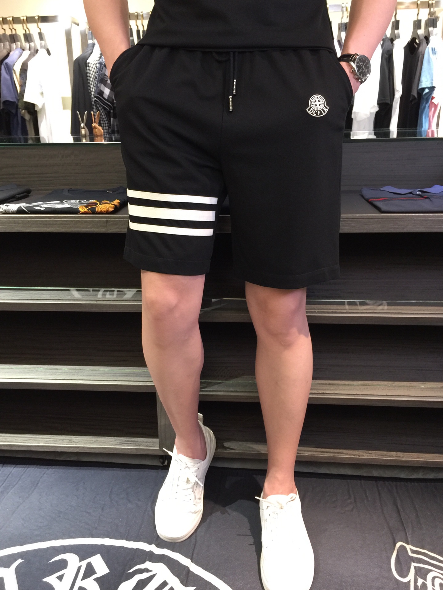 NO:140698,/Set of shorts details Mo home recommendation!  2025AW latest series sets, versatile commuting to work, elegant design, a must-have for business elites!  It uses high-quality mercerized bead floor cotton fabric. Wen Ru is soft, delicate and soft. The upper body is naturally comfortable. The lapel is business casual slim style. It can be worn in both business and leisure. The neckline is exquisitely threaded!  It highlights the overall styling and body-slimming feeling. The overall craftsmanship line is really impeccable. This kind of lapel fashion adds points to urban fashion people and has a more gentlemanly charm!  Black/Gray!  Size M~XXXL (model/125 catties wear M), shorts, alexander wang19860909/套 短裤细节图Mo家重磅推荐！2025AW最新系列套装 上班通勤百搭 富于优雅的设计感 商务精英必备！采用高克重丝光珠地棉面料 温儒柔软 细腻柔软 上身自然是舒适 翻领商务休闲修身款 无论是商务还是休闲时候都可穿搭 领口精美螺纹设计！非常的凸显整体的造型感以及修身上身感 整体的工艺车线真的是无可挑剔的 这样的一款翻领时装 无不为都市时尚人士加分 更加的绅士韵味十足范！黑色/灰色！尺码M～XXXL（模特/125斤穿M）,,shorts,alexander wang,Men's clothing