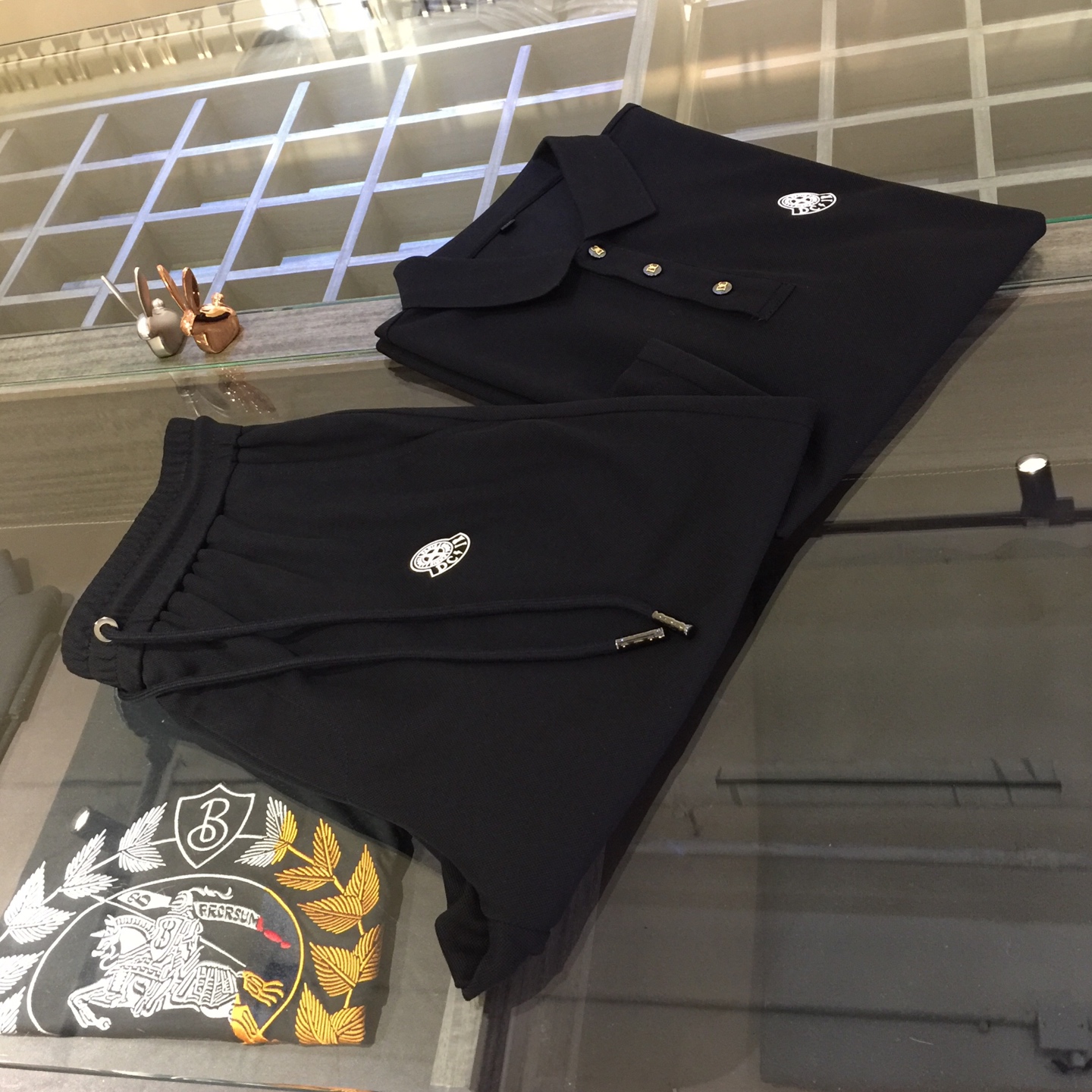 NO:140700,/Set Top details pictures Mo home recommendation!  2025AW latest series sets, versatile commuting to work, elegant design, a must-have for business elites!  It uses high-quality mercerized bead floor cotton fabric. Wen Ru is soft, delicate and soft. The upper body is naturally comfortable. The lapel is business casual slim style. It can be worn in both business and leisure. The neckline is exquisitely threaded!  It highlights the overall styling and body-slimming feeling. The overall craftsmanship line is really impeccable. This kind of lapel fashion adds points to urban fashion people and has a more gentlemanly charm!  Black/Gray!  Size M~XXXL (model/125 catties wear M), alexander wang19860909/套 上衣细节图Mo家重磅推荐！2025AW最新系列套装 上班通勤百搭 富于优雅的设计感 商务精英必备！采用高克重丝光珠地棉面料 温儒柔软 细腻柔软 上身自然是舒适 翻领商务休闲修身款 无论是商务还是休闲时候都可穿搭 领口精美螺纹设计！非常的凸显整体的造型感以及修身上身感 整体的工艺车线真的是无可挑剔的 这样的一款翻领时装 无不为都市时尚人士加分 更加的绅士韵味十足范！黑色/灰色！尺码M～XXXL（模特/125斤穿M）,,alexander wang,Men's clothing