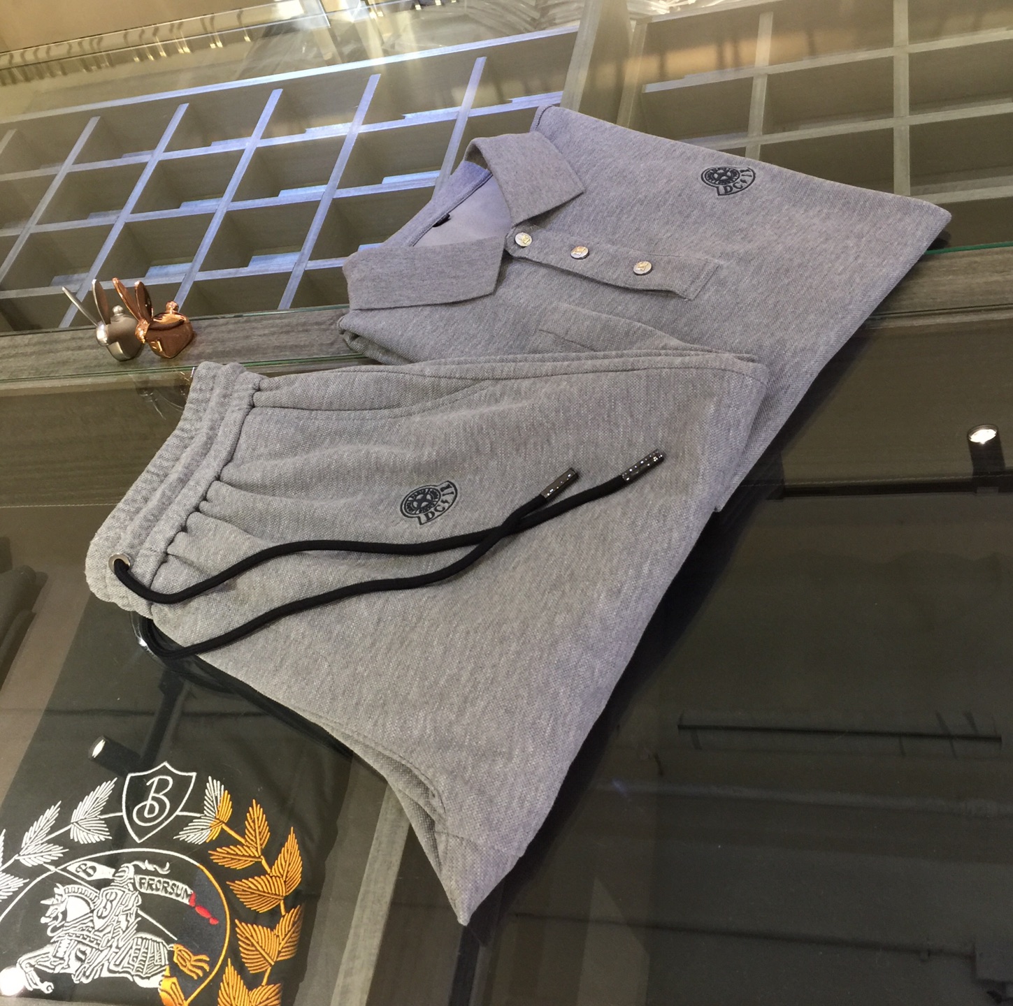 NO:140704,/Set Top details pictures Mo home recommendation!  2025AW latest series sets, versatile commuting to work, elegant design, a must-have for business elites!  It uses high-quality mercerized bead floor cotton fabric. Wen Ru is soft, delicate and soft. The upper body is naturally comfortable. The lapel is business casual slim style. It can be worn in both business and leisure. The neckline is exquisitely threaded!  It highlights the overall styling and body-slimming feeling. The overall craftsmanship line is really impeccable. This kind of lapel fashion adds points to urban fashion people and has a more gentlemanly charm!  Black/Gray!  Size M~XXXL (model/125 catties wear M), alexander wang19860909/套 上衣细节图Mo家重磅推荐！2025AW最新系列套装 上班通勤百搭 富于优雅的设计感 商务精英必备！采用高克重丝光珠地棉面料 温儒柔软 细腻柔软 上身自然是舒适 翻领商务休闲修身款 无论是商务还是休闲时候都可穿搭 领口精美螺纹设计！非常的凸显整体的造型感以及修身上身感 整体的工艺车线真的是无可挑剔的 这样的一款翻领时装 无不为都市时尚人士加分 更加的绅士韵味十足范！黑色/灰色！尺码M～XXXL（模特/125斤穿M）,,alexander wang,Men's clothing