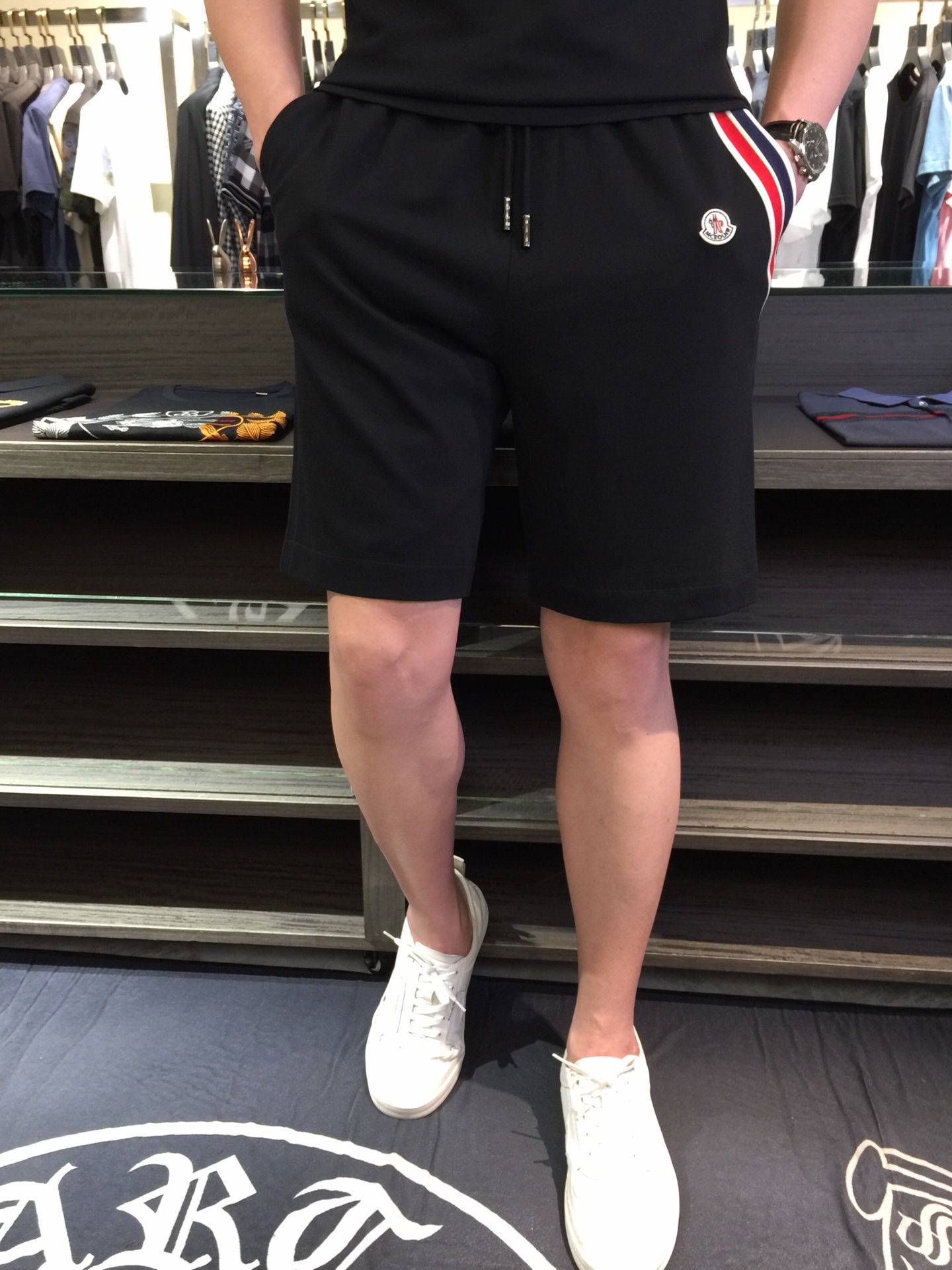 NO:140706,/Set of shorts details Mo home recommendation!  2025AW latest series sets, versatile commuting to work, elegant design, a must-have for business elites!  It uses high-quality mercerized bead floor cotton fabric. Wen Ru is soft, delicate and soft. The upper body is naturally comfortable. The lapel is business casual slim style. It can be worn in both business and leisure. The neckline is exquisitely threaded!  It highlights the overall styling and body-slimming feeling. The overall craftsmanship line is really impeccable. This kind of lapel fashion adds points to urban fashion people and has a more gentlemanly charm!  Black/beige!  Size M~XXXL (model/125 catties wear M), shorts, alexander wang19860909/套 短裤细节图Mo家重磅推荐！2025AW最新系列套装 上班通勤百搭 富于优雅的设计感 商务精英必备！采用高克重丝光珠地棉面料 温儒柔软 细腻柔软 上身自然是舒适 翻领商务休闲修身款 无论是商务还是休闲时候都可穿搭 领口精美螺纹设计！非常的凸显整体的造型感以及修身上身感 整体的工艺车线真的是无可挑剔的 这样的一款翻领时装 无不为都市时尚人士加分 更加的绅士韵味十足范！黑色/米黄色！尺码M～XXXL（模特/125斤穿M）,,shorts,alexander wang,Men's clothing