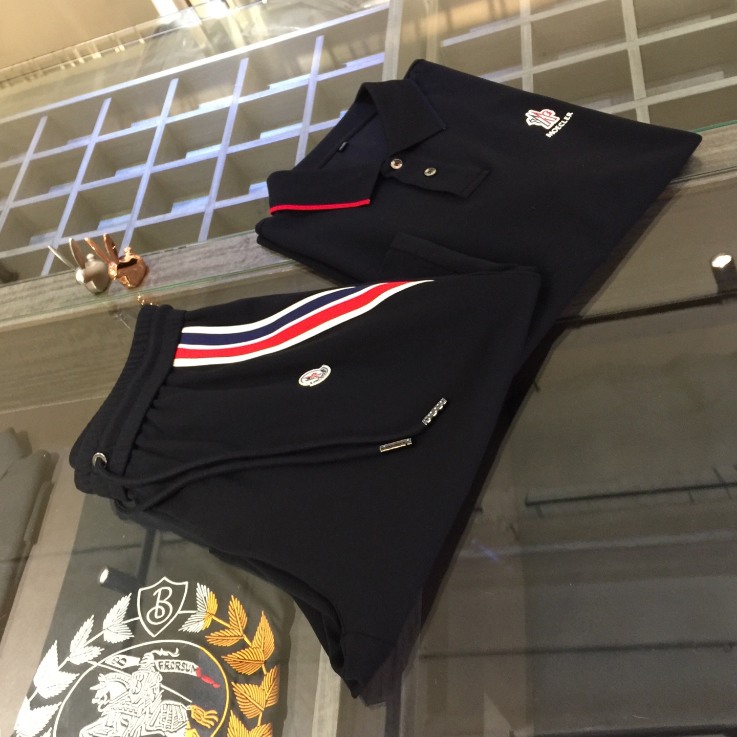 NO:140708,/Set Top details pictures Mo home recommendation!  2025AW latest series sets, versatile commuting to work, elegant design, a must-have for business elites!  It uses high-quality mercerized bead floor cotton fabric. Wen Ru is soft, delicate and soft. The upper body is naturally comfortable. The lapel is business casual slim style. It can be worn in both business and leisure. The neckline is exquisitely threaded!  It highlights the overall styling and body-slimming feeling. The overall craftsmanship line is really impeccable. This kind of lapel fashion adds points to urban fashion people and has a more gentlemanly charm!  Black/beige!  Size M~XXXL (model/125 catties wear M), alexander wang19860909/套 上衣细节图Mo家重磅推荐！2025AW最新系列套装 上班通勤百搭 富于优雅的设计感 商务精英必备！采用高克重丝光珠地棉面料 温儒柔软 细腻柔软 上身自然是舒适 翻领商务休闲修身款 无论是商务还是休闲时候都可穿搭 领口精美螺纹设计！非常的凸显整体的造型感以及修身上身感 整体的工艺车线真的是无可挑剔的 这样的一款翻领时装 无不为都市时尚人士加分 更加的绅士韵味十足范！黑色/米黄色！尺码M～XXXL（模特/125斤穿M）,,alexander wang,Men's clothing