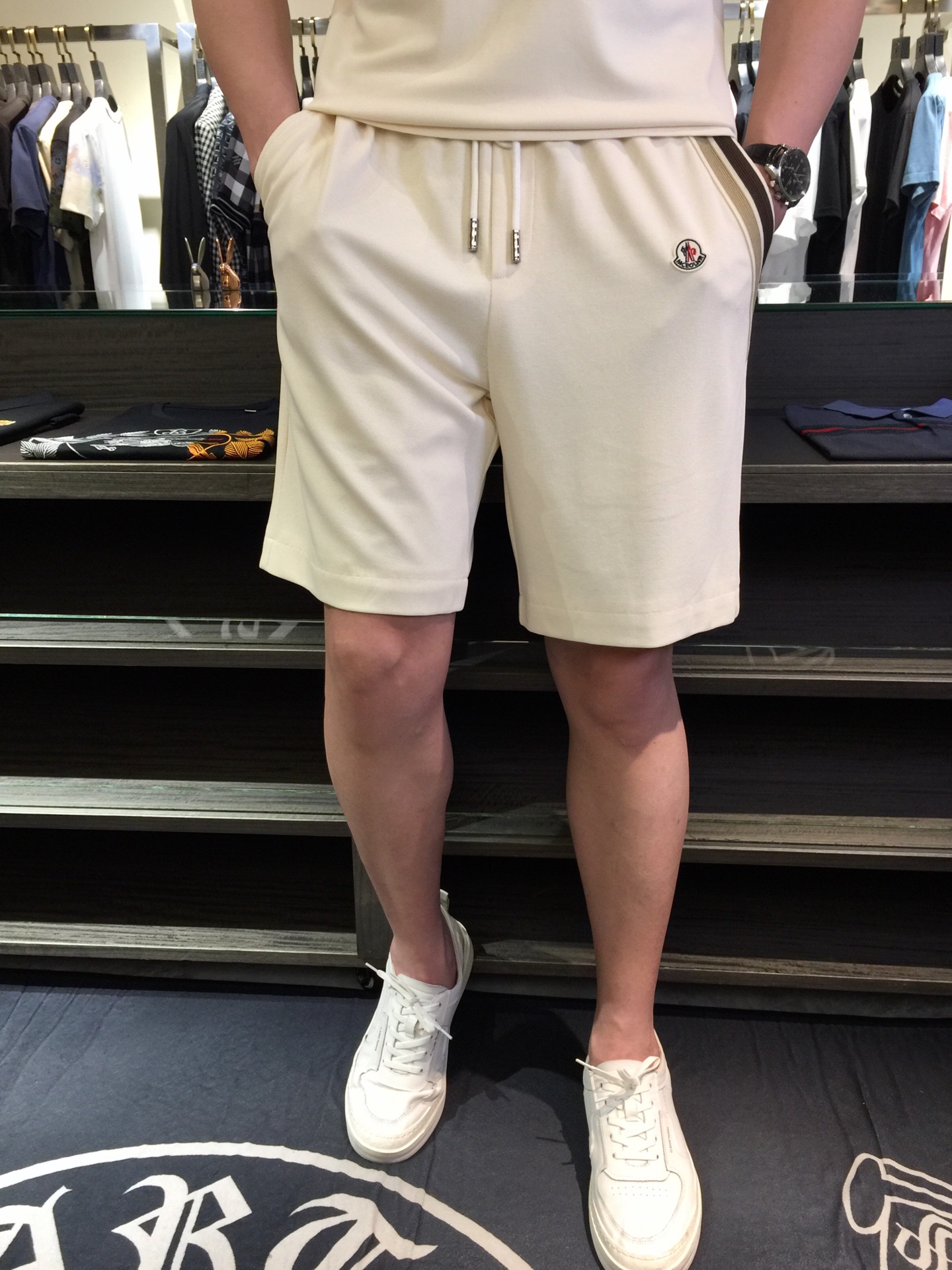 NO:140710,/Set of shorts details Mo home recommendation!  2025AW latest series sets, versatile commuting to work, elegant design, a must-have for business elites!  It uses high-quality mercerized bead floor cotton fabric. Wen Ru is soft, delicate and soft. The upper body is naturally comfortable. The lapel is business casual slim style. It can be worn in both business and leisure. The neckline is exquisitely threaded!  It highlights the overall styling and body-slimming feeling. The overall craftsmanship line is really impeccable. This kind of lapel fashion adds points to urban fashion people and has a more gentlemanly charm!  Black/beige!  Size M~XXXL (model/125 catties wear M), shorts, alexander wang19860909/套 短裤细节图Mo家重磅推荐！2025AW最新系列套装 上班通勤百搭 富于优雅的设计感 商务精英必备！采用高克重丝光珠地棉面料 温儒柔软 细腻柔软 上身自然是舒适 翻领商务休闲修身款 无论是商务还是休闲时候都可穿搭 领口精美螺纹设计！非常的凸显整体的造型感以及修身上身感 整体的工艺车线真的是无可挑剔的 这样的一款翻领时装 无不为都市时尚人士加分 更加的绅士韵味十足范！黑色/米黄色！尺码M～XXXL（模特/125斤穿M）,,shorts,alexander wang,Men's clothing