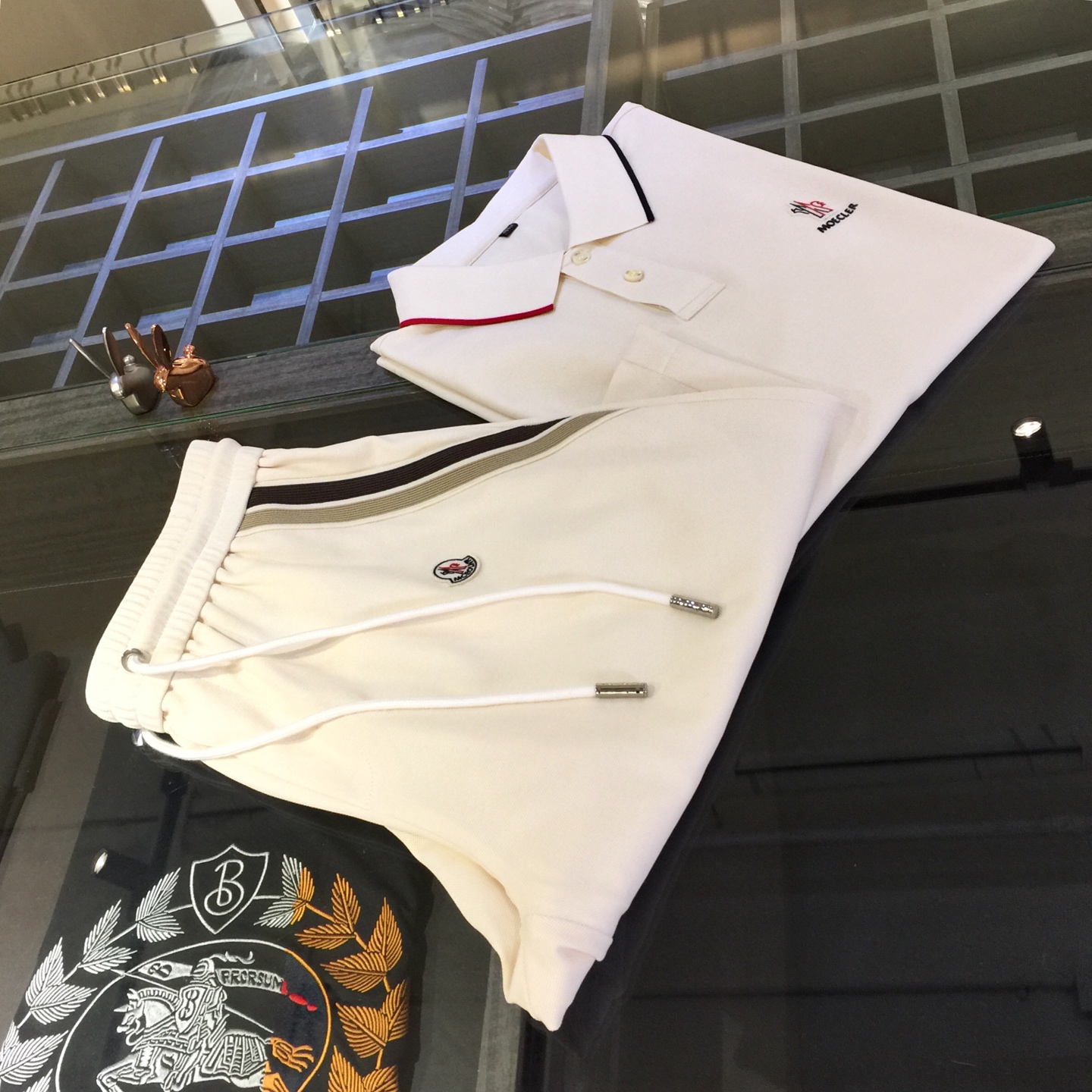 NO:140712,/Set Top details pictures Mo home recommendation!  2025AW latest series sets, versatile commuting to work, elegant design, a must-have for business elites!  It uses high-quality mercerized bead floor cotton fabric. Wen Ru is soft, delicate and soft. The upper body is naturally comfortable. The lapel is business casual slim style. It can be worn in both business and leisure. The neckline is exquisitely threaded!  It highlights the overall styling and body-slimming feeling. The overall craftsmanship line is really impeccable. This kind of lapel fashion adds points to urban fashion people and has a more gentlemanly charm!  Black/beige!  Size M~XXXL (model/125 catties wear M), alexander wang19860909/套 上衣细节图Mo家重磅推荐！2025AW最新系列套装 上班通勤百搭 富于优雅的设计感 商务精英必备！采用高克重丝光珠地棉面料 温儒柔软 细腻柔软 上身自然是舒适 翻领商务休闲修身款 无论是商务还是休闲时候都可穿搭 领口精美螺纹设计！非常的凸显整体的造型感以及修身上身感 整体的工艺车线真的是无可挑剔的 这样的一款翻领时装 无不为都市时尚人士加分 更加的绅士韵味十足范！黑色/米黄色！尺码M～XXXL（模特/125斤穿M）,,alexander wang,Men's clothing