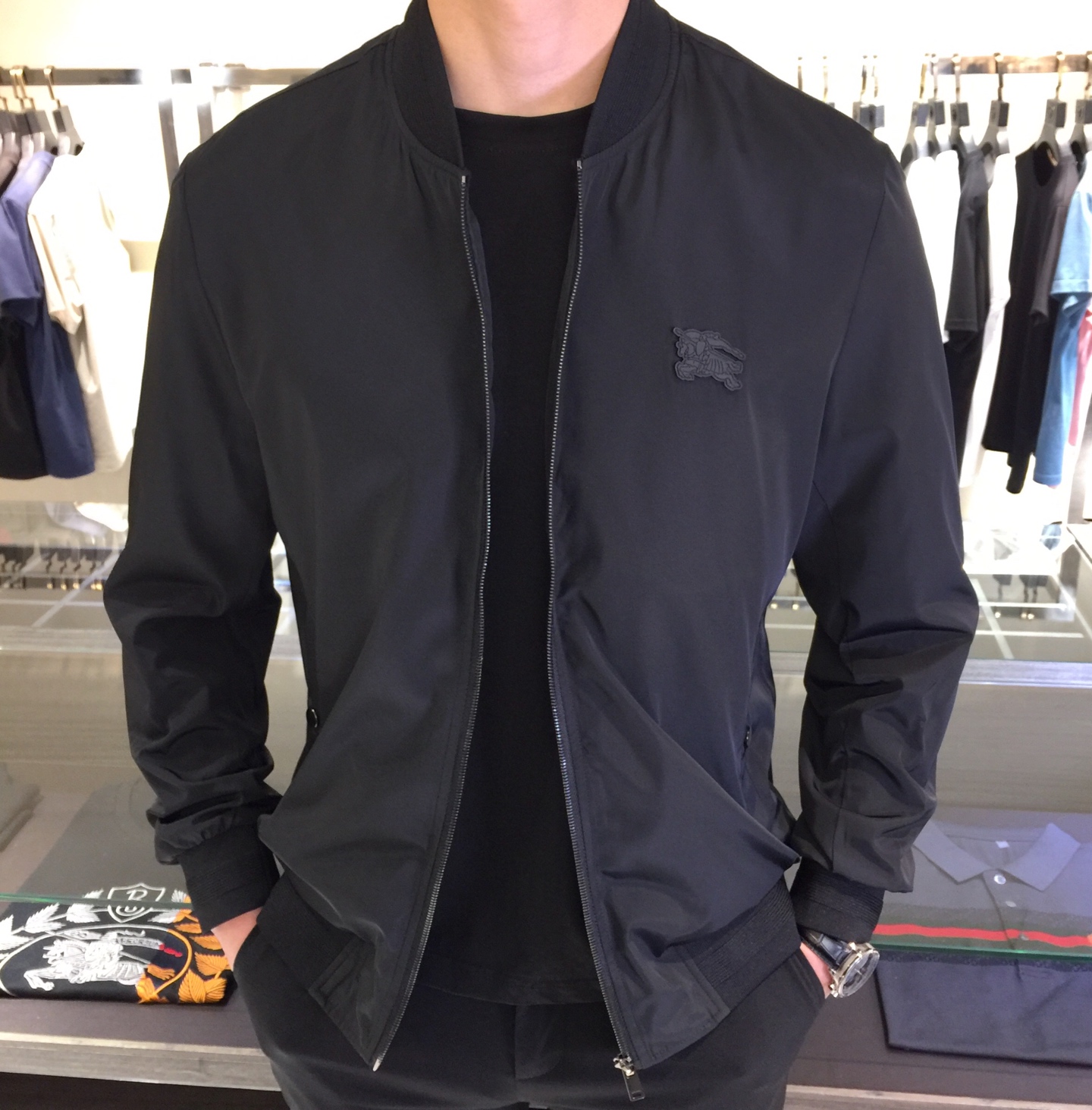 NO:140714,B home’s latest baseball collar jacket for spring 2025!  Original order!  Comfortable to wear, super texture, sports and leisure, a must-have for travel!  Wear for a long time, and the overall design is fashionable and simple!  Symbolizes the highest quality of the brand, classic and eternal!  Accept any kind of test!  Size M~XXXL (model/125 catties wear M), Jackets & coats,alexander wang19860909B家2025春季最新款棒球领夹克！原单货！穿着舒适 质感超强 运动休闲,出行必备！穿着时间长,整体设计时尚简约！象征了品牌至高的品质,经典永恒！接受任何形式的考验！尺码M～XXXL（模特/125斤穿M）,,jackets & coats,alexander wang,Men's clothing