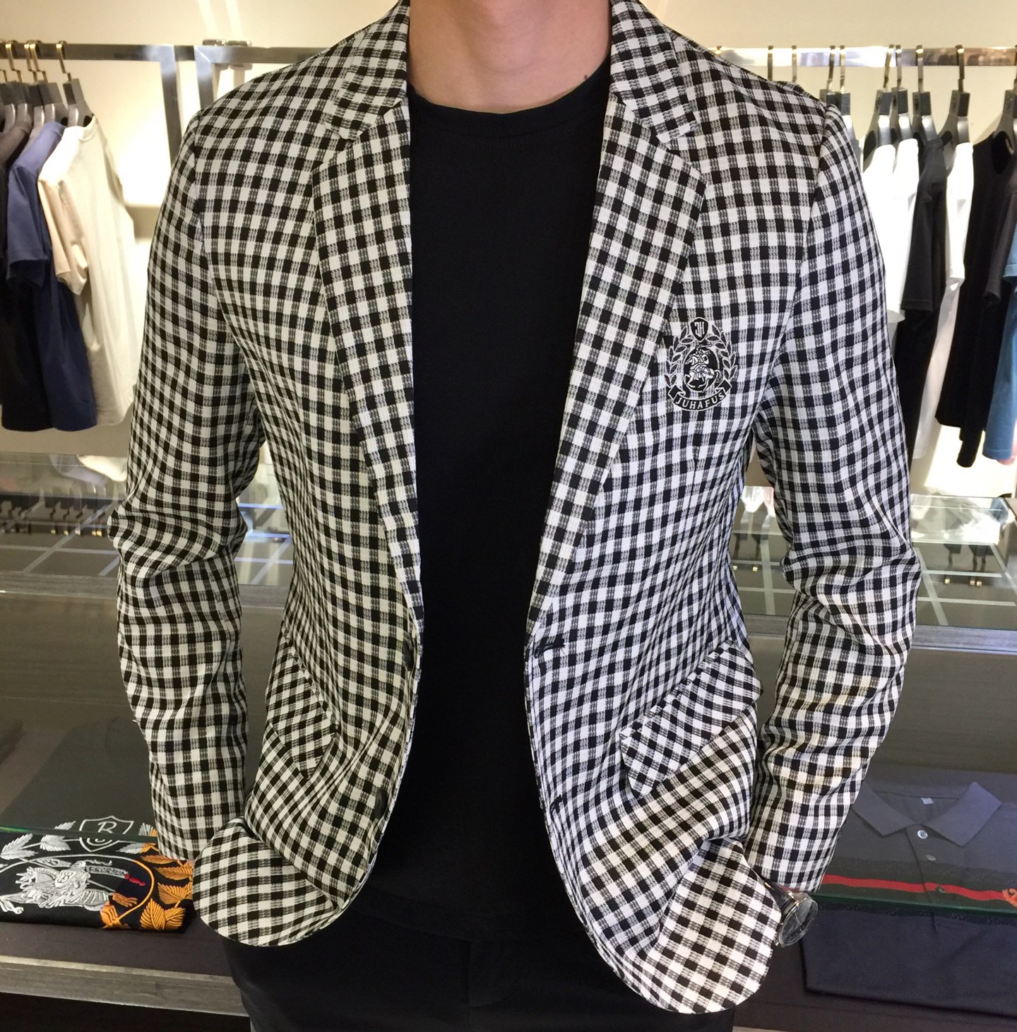 NO:140716,B home 2025ss spring and summer new style, high-end customization, business-style eternal suit style, classic suit collar, 2 buckles, slightly zipped waist, the simplest commuting and casual design!  Because this model is a light and soft commuter outfit, the whole body is more uniform, atmospheric and decent, and it highlights the exquisiteness casually. It uses top-quality custom super soft silky cotton and linen blended jacquard fiber fabric, high-density ultra-thin material, skin-friendly, delicate and comfortable, soft and breathable, super texture, and strong sense of class. Classic and not picky, the color for men's wardrobe is simple and generous, easy to wear but not picky, and the quality can definitely stand the test. Size M~XXXL (model/125 jin wear M), business suit, alexander wang19860909B家2025ss春夏新款 高级定制 商务风永恒的西装版型 经典西装领,2粒扣,腰部微收,最为简约通勤与休闲设计！因这款主打的是轻薄、柔软的通勤装,整身更为平服,大气得体,随意中凸显精致.采用顶级定制超柔丝滑棉麻混纺提花纤维面料 高密超薄材质、手感亲肤 细腻舒适 柔软透气,质感超强,档次感强.经典不挑人,男士衣橱专用的颜色 简单大方,好穿不挑人,品质绝对经得起考验.尺码M～XXXL（模特/125斤穿M）,,business suit,alexander wang,Men's clothing