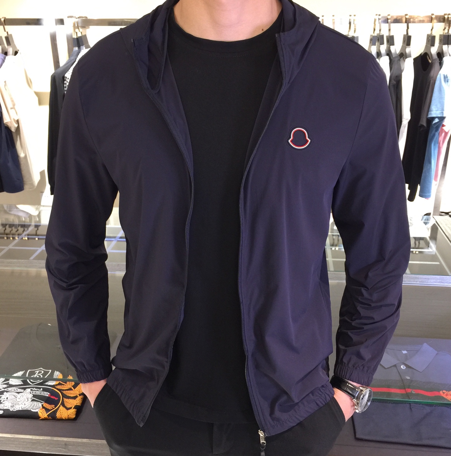 NO:160294,Mo's new summer 2025 new men's thin sunscreen hooded jacket, imported ultra-thin custom fabric, soft, light and not stuffy, like a layer of human skin, breaking away from the constraints of traditional sunscreen clothes, making travel more comfortable and comfortable, with a higher UV resistance index but also comfortable and breathable. The gold-grade fabric increases the texture and aesthetic sense of the clothing with its special visual and tactile mechanism. Perfect tailoring, atmospheric ready-to-wear, and the styling effect stands out. A very stylish sunscreen clothing has precise alignment of craftsmanship, outstanding upper body, elegant temperament, giving men the most exquisite dress. Light gray/dark blue/white!  Size M~XXXL (model/125 catties wear M), Jackets & coats, gold, hats, alexander wang19860909Mo家2025年夏季新款男士薄款防晒连帽外套,进口超薄定制面料,柔软轻便不闷热,犹如人的一层皮肤,脱离传统防晒衣的束缚,让出行更加舒适自如,抗紫外线指数更高但又不乏舒适透气,黄金级面料,以其特殊的视觉与触觉机理增加了服装的质感和审美感.完美的剪裁,大气成衣,造型效果脱颖而出,非常有腔调的一款防晒服,工艺细节也是精确对位,上身出众,气质儒雅,给予男人最精致打扮.浅灰色/深蓝色/白色！尺码M～XXXL（模特/125斤穿M）,,jackets & coats,gold,hats,alexander wang,Men's clothing