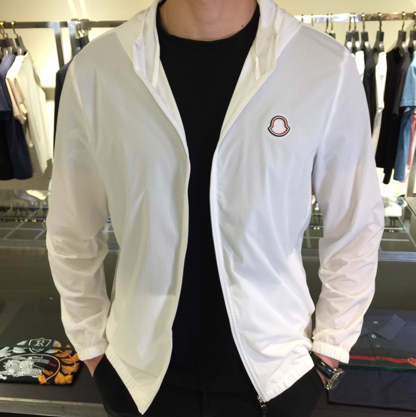 NO:140699,Mo's new summer 2025 new men's thin sunscreen hooded jacket, imported ultra-thin custom fabric, soft, light and not stuffy, like a layer of human skin, breaking away from the constraints of traditional sunscreen clothes, making travel more comfortable and comfortable, with a higher UV resistance index but also comfortable and breathable. The gold-grade fabric increases the texture and aesthetic sense of the clothing with its special visual and tactile mechanism. Perfect tailoring, atmospheric ready-to-wear, and the styling effect stands out. A very stylish sunscreen clothing has precise alignment of craftsmanship, outstanding upper body, elegant temperament, giving men the most exquisite dress. Light gray/dark blue/white!  Size M~XXXL (model/125 catties wear M), Jackets & coats, gold, hats, alexander wang19860909Mo家2025年夏季新款男士薄款防晒连帽外套,进口超薄定制面料,柔软轻便不闷热,犹如人的一层皮肤,脱离传统防晒衣的束缚,让出行更加舒适自如,抗紫外线指数更高但又不乏舒适透气,黄金级面料,以其特殊的视觉与触觉机理增加了服装的质感和审美感.完美的剪裁,大气成衣,造型效果脱颖而出,非常有腔调的一款防晒服,工艺细节也是精确对位,上身出众,气质儒雅,给予男人最精致打扮.浅灰色/深蓝色/白色！尺码M～XXXL（模特/125斤穿M）,,jackets & coats,gold,hats,alexander wang,Men's clothing