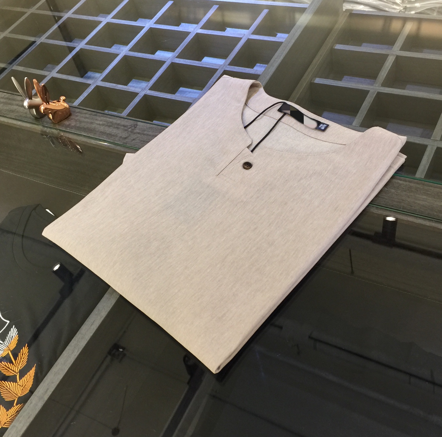 NO:140705,A Home 2025 summer new product, customer-supplied top-grade original special craft cotton-linen blend fabric, light and breathable, delicate texture, super soft and skin-friendly feel!  Minimalist Chinese style!  The tailoring is a trendy slim fit, absolutely a crisp and handsome fit!  It can be seen from the locking needle that it is absolutely produced by large manufacturers. This density of sewing technology can only be made by top factories!  Details are absolutely meticulous!  Highly recommended, and you can't see such a style outside at all!  Card color!  Size M~XXXL (model/125 catties wear M), alexander wang19860909A家2025夏季新品 客供顶级原版特殊工艺棉麻混纺面料 轻薄透气 质感细腻 超柔软亲肤触感！极简主义中国风！剪裁属于潮流修身装 绝对挺括帅气的合体型！从锁针可以看出 绝对大厂代工出品 这种密度的缝制工艺 只有顶级工厂才能制成！对待细节处理绝对是一丝不苟！强烈推荐 而且外面您是根本看不到这样的款式的！卡色！尺码M～XXXL（模特/125斤穿M）,,alexander wang,Men's clothing