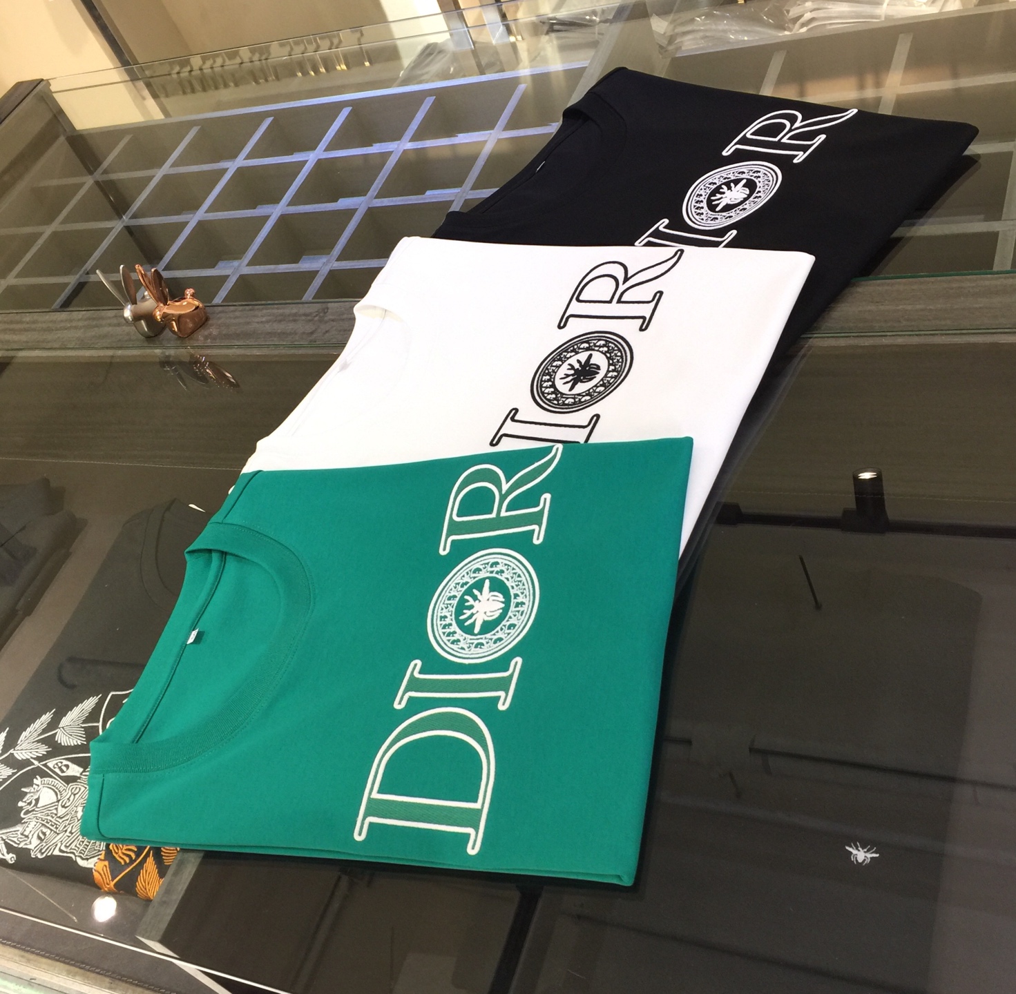 NO:140709,Dijia 2025 summer new product, instantly kill all versions!  Classic and fashionable versatile round neck short sleeves, exquisite three-dimensional embroidered logo design on the chest!  Customized mulberry silk ten-silk super soft fabric. Basic base shirts are indispensable for men's wardrobes. They can be matched with various clothing anytime and anywhere to meet your daily needs. The fabrics and factories we choose are all used by first-tier brands, so we recommend buying them!  Black/white/green!  Size M~XXXL (model/125 catties wear M), dior, T-shirt, alexander wang19860909迪家2025夏季新品 秒杀一切版本！经典时尚百搭圆领短袖 胸前精美立体刺绣Logo设计！订制桑蚕丝天丝超柔软面料 男人的衣柜都少不了基础打底衫 随时随地都可以拿来搭配各种服饰 满足您日常生活需求.我们所选择的面料及工厂都是一线品牌所使用的,推荐入手！黑色/白色/绿色！尺码M～XXXL（模特/125斤穿M）,,dior,T-shirt,alexander wang,Men's clothing