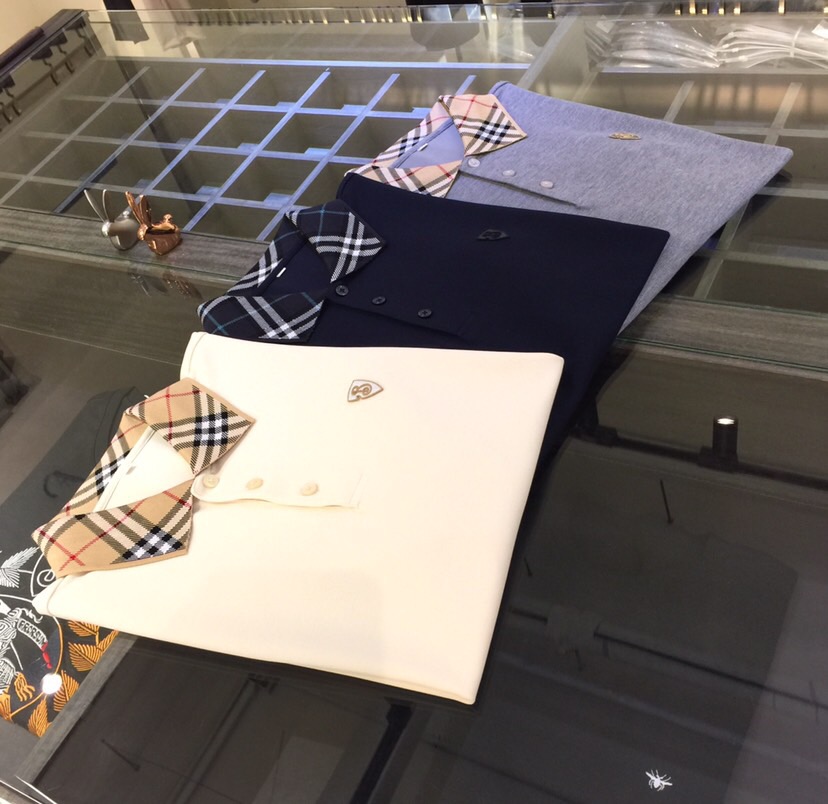 NO:140711,B Family's latest summer series in 2025, versatile commuting to work, elegant design, a must-have for business elites, using mercerized bead floor cotton blend fabric, Wen Ru soft, delicate and soft, the upper body is naturally comfortable, lapel business casual slim fit style, can be worn in both business and leisure!  It highlights the overall styling and body-slimming feeling. The overall craftsmanship line is really impeccable. This kind of lapel fashion adds points to urban fashion people and has a more gentlemanly charm!  Grey/dark blue/obey!  Size M~XXXL (model/125 catties wear M), alexander wang19860909B家2025夏季最新系列 上班通勤百搭 富于优雅的设计感 商务精英必备 采用丝光珠地棉混纺面料 温儒柔软 细腻柔软 上身自然是舒适 翻领商务休闲修身款 无论是商务还是休闲时候都可穿搭！非常的凸显整体的造型感以及修身上身感 整体的工艺车线真的是无可挑剔的 这样的一款翻领时装 无不为都市时尚人士加分 更加的绅士韵味十足范！灰色/深蓝色/米白色！尺码M～XXXL（模特/125斤穿M）,,alexander wang,Men's clothing