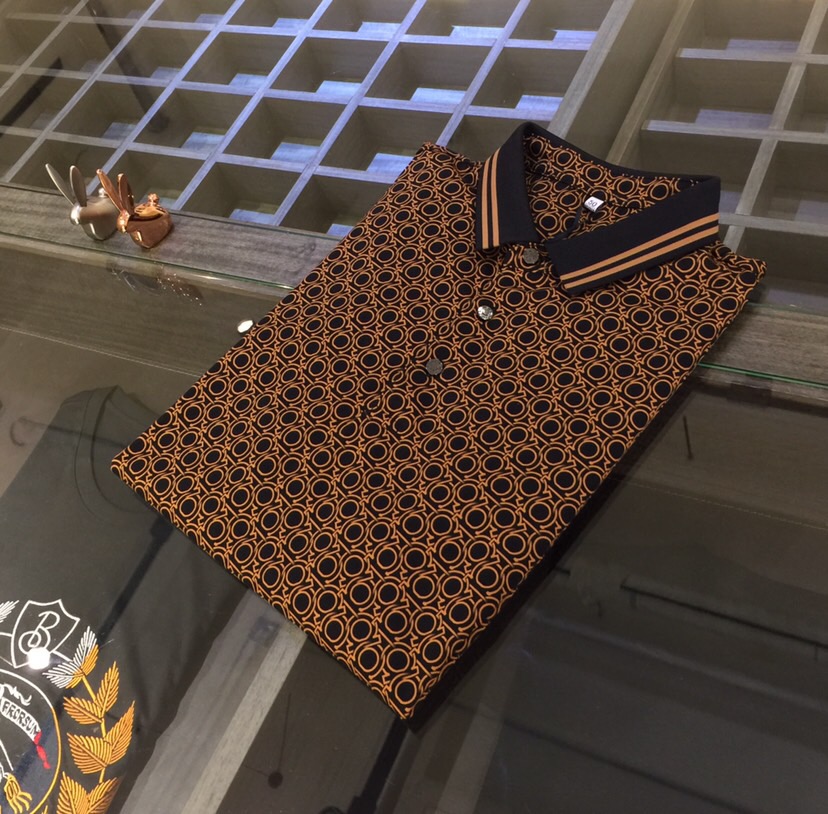 NO:140717,Fila Home's latest short-sleeved lapel shirt in summer 2025!  High-end silk cotton fabric, breathable, comfortable, delicate and soft, all original customized products, and high-end digital printing of the whole dress!  High-end quality!  High-quality shipment, fashionable and stylish upper body!  Size M~XXXL (model/125 catties wear M), T-shirt, alexander wang19860909菲拉家2025夏季最新发布短袖翻领衫！高档天丝棉面料,透气舒适细腻柔软,面料,辅料全部原版定制出品,整衣高档数码印花！品质高端！高品质出货,上身时尚有型！尺码M～XXXL（模特/125斤穿M）,,T-shirt,alexander wang,Men's clothing