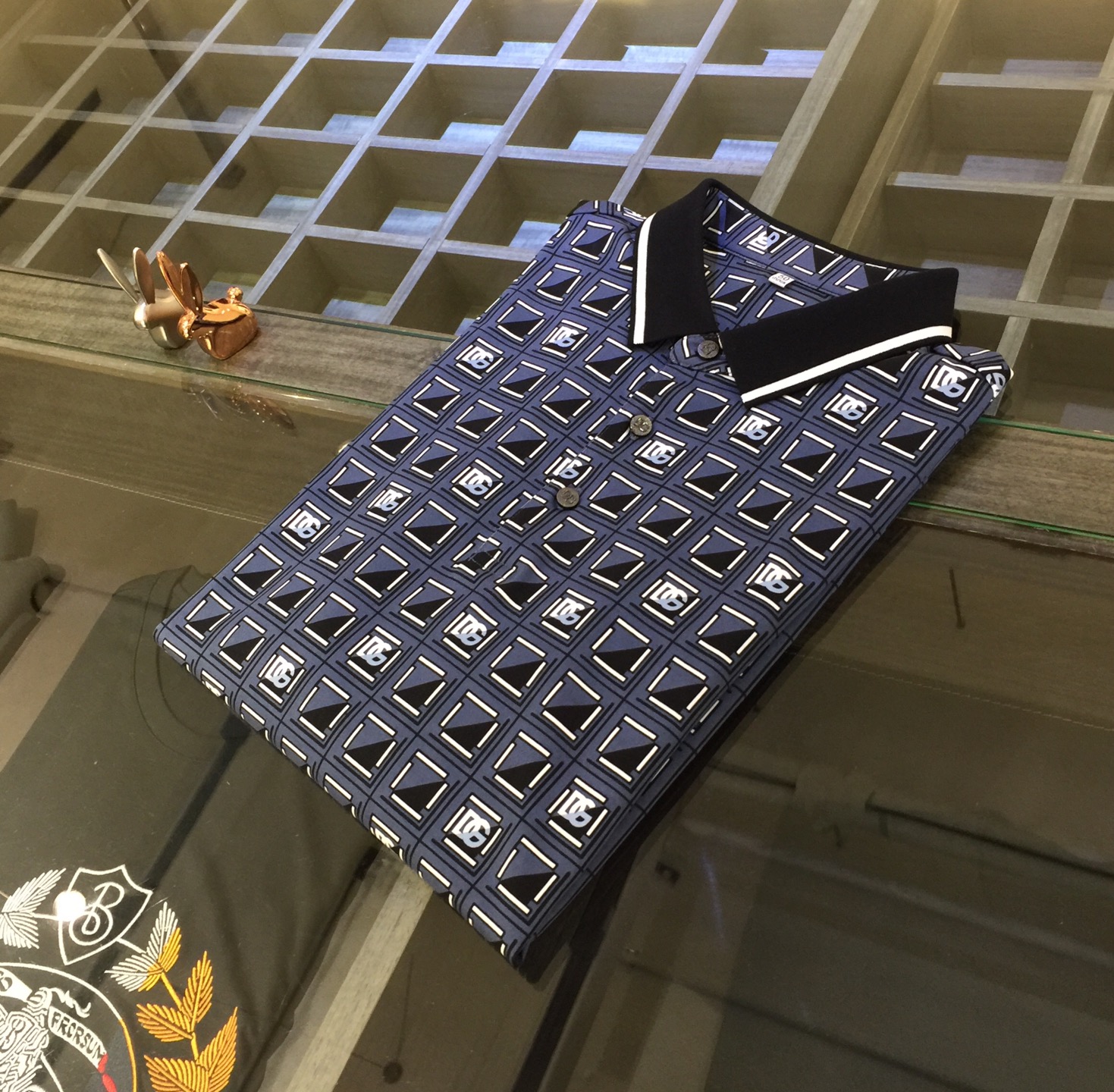 NO:140718,DG Home's latest short-sleeved lapel shirt in summer 2025!  High-end silk cotton fabric, breathable, comfortable, delicate and soft, all original customized products, and high-end digital printing of the whole dress!  High-end quality!  High-quality shipment, fashionable and stylish upper body!  Size M~XXXL (model/125 catties wear M), Dolce & Gabbana, gucci, T-shirt, alexander wang19860909DG家2025夏季最新发布短袖翻领衫！高档天丝棉面料,透气舒适细腻柔软,面料,辅料全部原版定制出品,整衣高档数码印花！品质高端！高品质出货,上身时尚有型！尺码M～XXXL（模特/125斤穿M）,,Dolce&Gabbana,gucci,T-shirt,alexander wang,Men's clothing