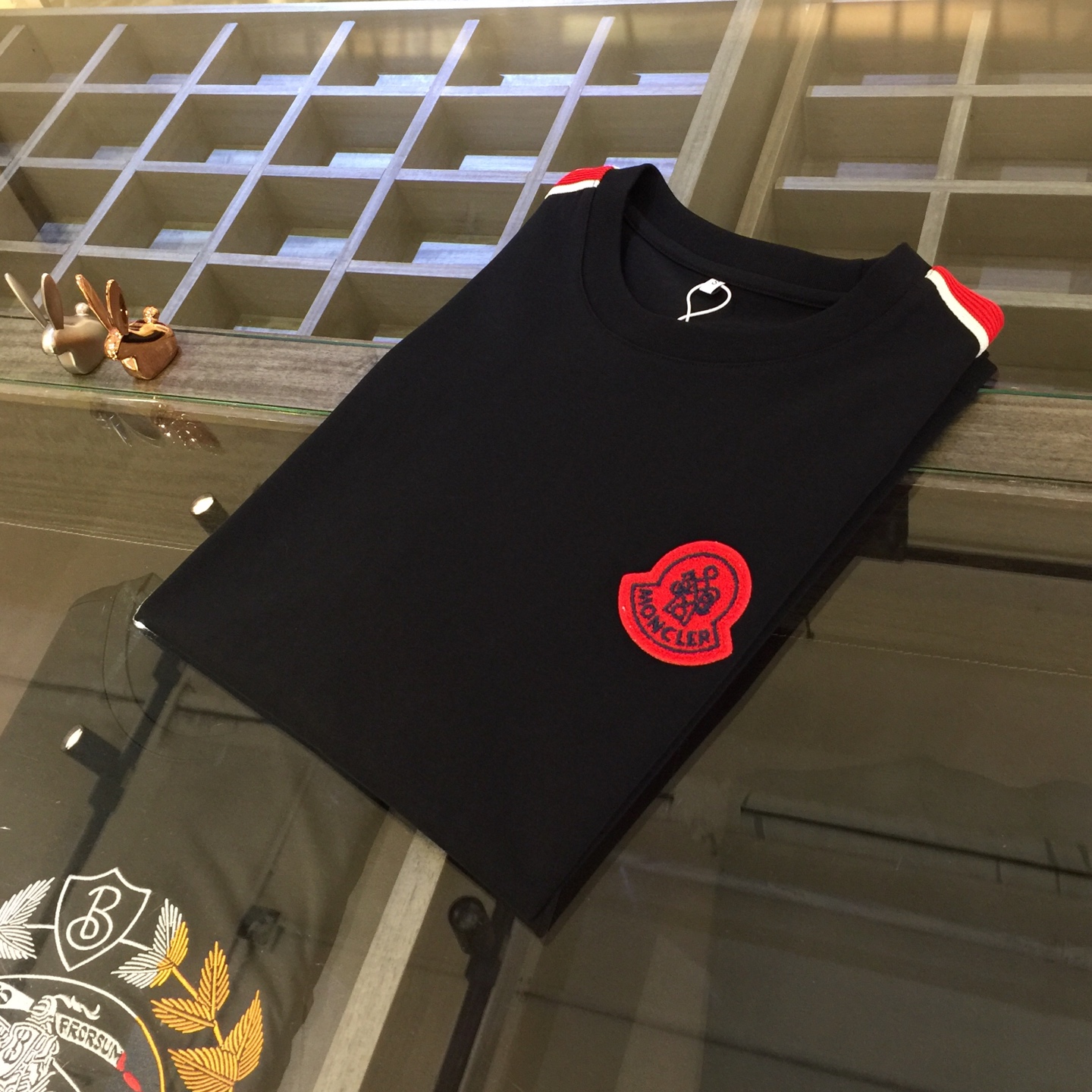 NO:160305,Mo Home 2025 summer new product, classic and fashionable versatile round neck micro-expanded half-sleeved shirt, woven European cotton fabric, exquisite three-dimensional badge inlay design on the chest!  Imported original double-strand yarn, the fabric is soft and delicate, and basic base shirts are indispensable in men's wardrobe. They can be matched with various clothing anytime and anywhere to meet your daily life needs. The fabrics and factories we choose are all used by first-tier brands, and the clothes are very simple and low-key. Dears, buy them quickly!  Black/white!  Size XS~L (model/125 catties wear XS), alexander wang19860909Mo家2025夏季新品 经典时尚百搭圆领微扩半袖衫 订织欧棉面料 胸前精致立体徽章镶嵌工艺设计！进口原版双股纱线 面料柔软细腻 男人的衣柜都少不了基础打底衫 随时随地都可以拿来搭配各种服饰 满足您日常生活需求.我们所选择的面料及工厂都是一线品牌所使用的,衣服设计非常的简洁 很是低调的设计 亲们赶紧入手！黑色/白色！尺码XS～L（模特/125斤穿XS）,,alexander wang,Men's clothing