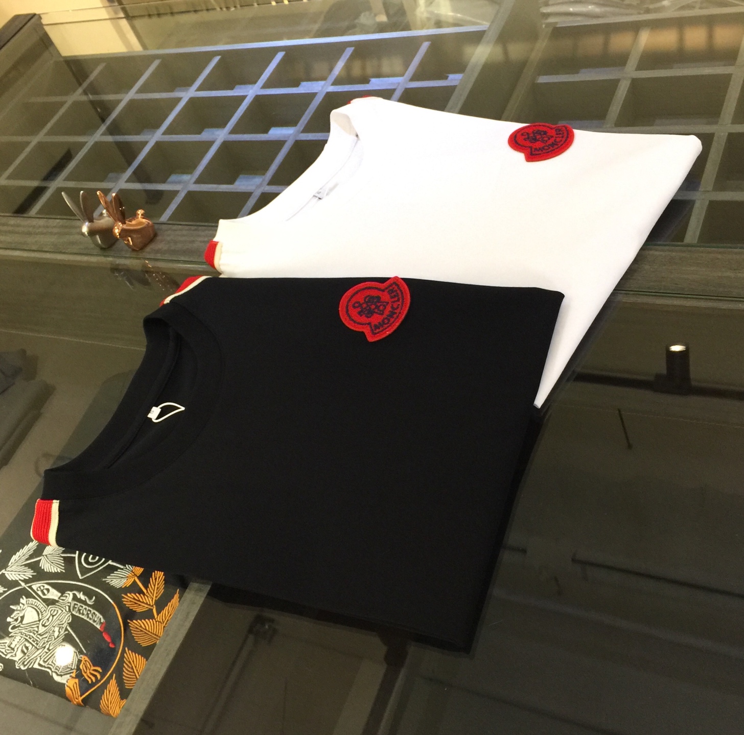 NO:140720,Mo Home 2025 summer new product, classic and fashionable versatile round neck micro-expanded half-sleeved shirt, woven European cotton fabric, exquisite three-dimensional badge inlay design on the chest!  Imported original double-strand yarn, the fabric is soft and delicate, and basic base shirts are indispensable in men's wardrobe. They can be matched with various clothing anytime and anywhere to meet your daily life needs. The fabrics and factories we choose are all used by first-tier brands, and the clothes are very simple and low-key. Dears, buy them quickly!  Black/white!  Size XS~L (model/125 catties wear XS), alexander wang19860909Mo家2025夏季新品 经典时尚百搭圆领微扩半袖衫 订织欧棉面料 胸前精致立体徽章镶嵌工艺设计！进口原版双股纱线 面料柔软细腻 男人的衣柜都少不了基础打底衫 随时随地都可以拿来搭配各种服饰 满足您日常生活需求.我们所选择的面料及工厂都是一线品牌所使用的,衣服设计非常的简洁 很是低调的设计 亲们赶紧入手！黑色/白色！尺码XS～L（模特/125斤穿XS）,,alexander wang,Men's clothing