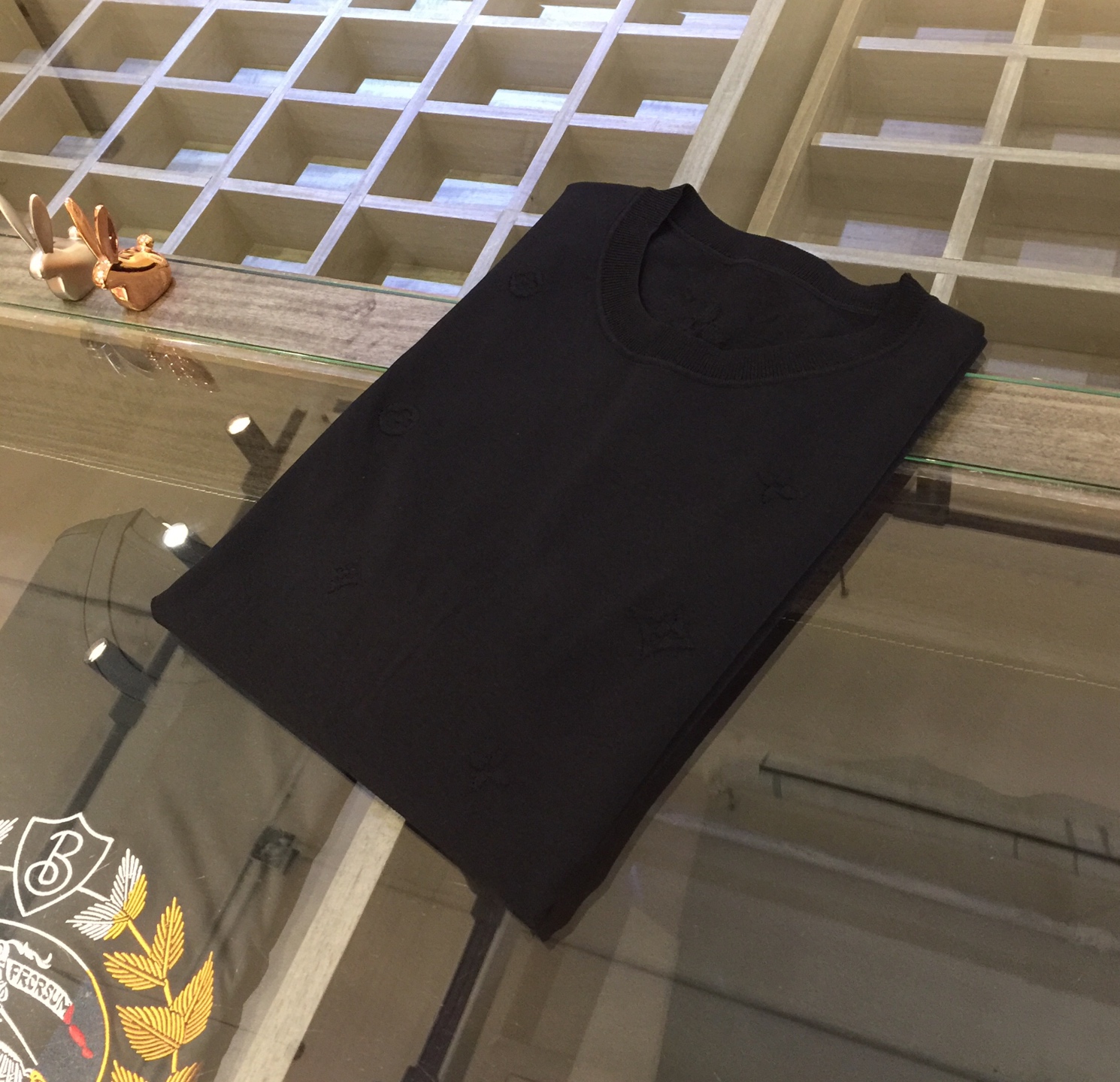 NO:160308,The original order of the Fat Brother Gospel Company of the Donkey Family is high-end and high-end!  Round neck design!  Yilit, a must-have fabric control!  Breathable fabric!  Endless craftsmanship!  The touch is soft, smooth, cool and breathable, and you can't forget it once you wear it!  Yilitian wood silk, light luxury upstart fabric, imported viscose fiber!  Imported viscose fiber fabric!  It comes from natural wood extraction to ensure natural skin-friendly and healthy. It is a high-end technological fabric with a series of advantages such as silky, elastic, breathable, soft drooping, etc.!  Combined with nylon fiber, it brings a good sense of silky and drooping!  Absolutely high-end fabric!  Highly recommended!  Black/white!  Size M~4XL (model/125 catties wear M), louis vuitton,louis vuitton,alexander wang19860909驴家胖哥哥福音公司原版订单 高端上档次！圆领设计！面料控必入的伊力特！会呼吸的面料！无边工艺！手感柔软、光滑凉爽、透气,一穿便无法忘怀！伊力特天木丝 轻奢新贵面料 进口粘胶纤维！进口粘胶纤维面料！来自天然木材提取,确保天然亲肤健康,是一种高端的科技面料,上身具有丝滑,q弹,透气,柔软垂坠等一系列优点！结合锦纶纤维,带来很好的丝滑感和垂顺感！绝对的高档次面料！强烈推荐！黑色/白色！尺码M～4XL（模特/125斤穿M）,,louis vuitton,louis vuitton,alexander wang,Men's clothing