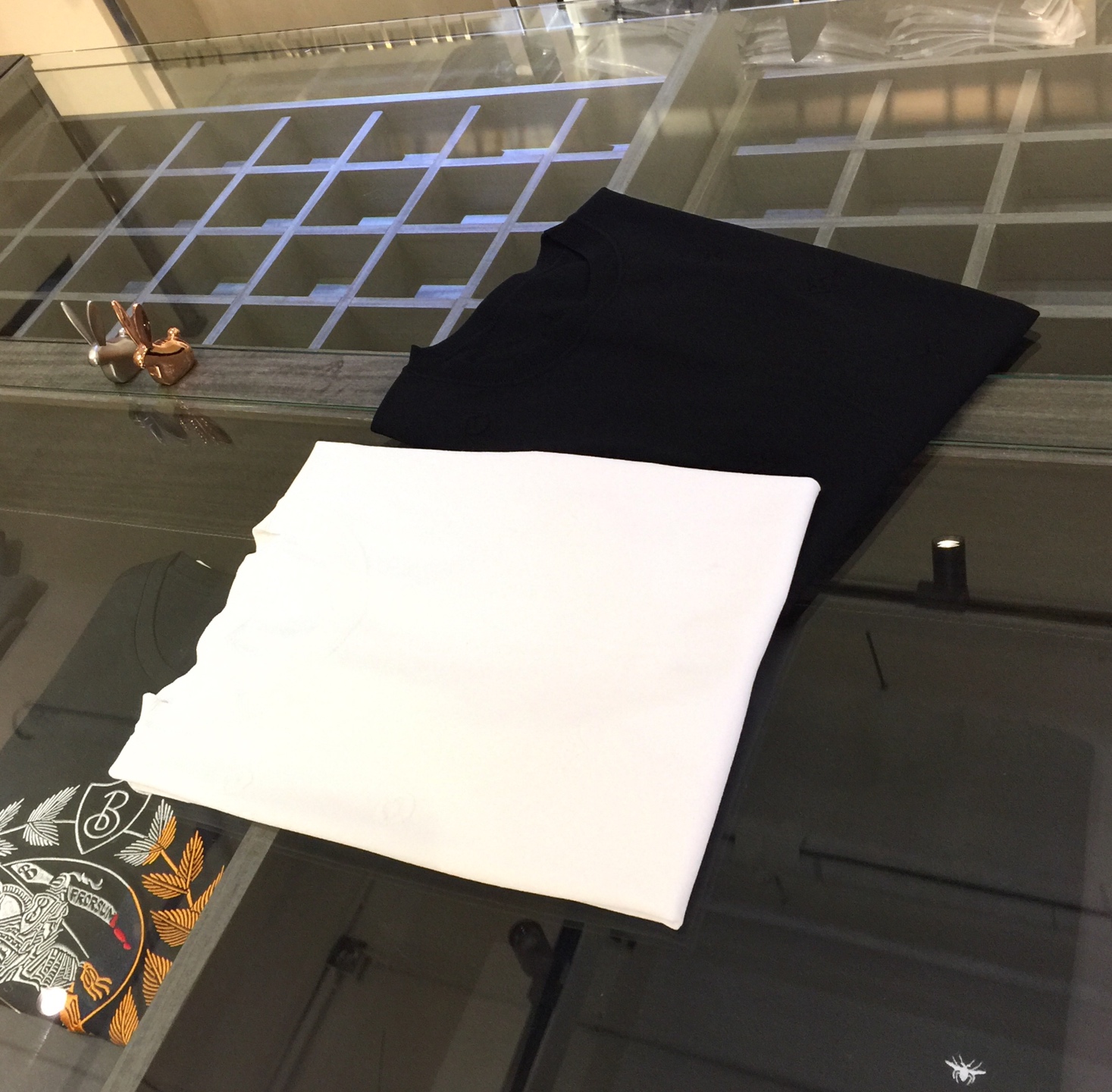 NO:140723,The original order of the Fat Brother Gospel Company of the Donkey Family is high-end and high-end!  Round neck design!  Yilit, a must-have fabric control!  Breathable fabric!  Endless craftsmanship!  The touch is soft, smooth, cool and breathable, and you can't forget it once you wear it!  Yilitian wood silk, light luxury upstart fabric, imported viscose fiber!  Imported viscose fiber fabric!  It comes from natural wood extraction to ensure natural skin-friendly and healthy. It is a high-end technological fabric with a series of advantages such as silky, elastic, breathable, soft drooping, etc.!  Combined with nylon fiber, it brings a good sense of silky and drooping!  Absolutely high-end fabric!  Highly recommended!  Black/white!  Size M~4XL (model/125 catties wear M), louis vuitton,louis vuitton,alexander wang19860909驴家胖哥哥福音公司原版订单 高端上档次！圆领设计！面料控必入的伊力特！会呼吸的面料！无边工艺！手感柔软、光滑凉爽、透气,一穿便无法忘怀！伊力特天木丝 轻奢新贵面料 进口粘胶纤维！进口粘胶纤维面料！来自天然木材提取,确保天然亲肤健康,是一种高端的科技面料,上身具有丝滑,q弹,透气,柔软垂坠等一系列优点！结合锦纶纤维,带来很好的丝滑感和垂顺感！绝对的高档次面料！强烈推荐！黑色/白色！尺码M～4XL（模特/125斤穿M）,,louis vuitton,louis vuitton,alexander wang,Men's clothing