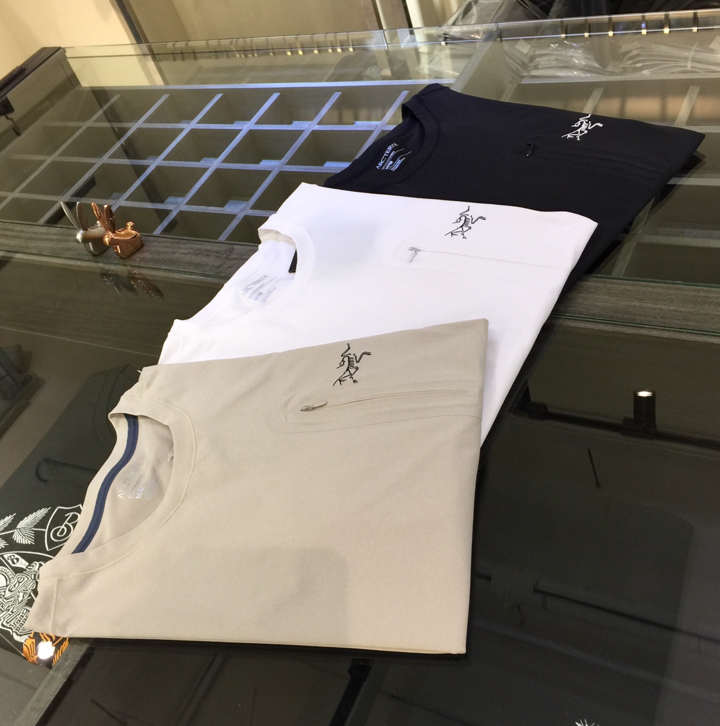 NO:140726,The latest series of the ancestor 2025AW, a fashionable design sense, uses high-quality heavy and quick-drying fabric, seamless craftsmanship!  Wen Ru is soft, delicate and soft, and the upper body is naturally comfortable. The round neck business casual slim fit can be worn both in business and leisure, which highlights the overall styling and slim body feel. The overall craftsmanship line is really impeccable. This kind of fashion all adds points to urban fashion people and has a more gentlemanly charm!  Black/white/apricot color!  Size M~XXXL (model 175/125 catties wear M), alexander wang19860909始祖2025AW最新系列 富于时尚的设计感 采用高克重速干面料 无缝工艺！温儒柔软 细腻柔软 上身自然是舒适 圆领商务休闲修身款 无论是商务还是休闲时候都可穿搭 非常的凸显整体的造型感以及修身上身感 整体的工艺车线真的是无可挑剔的 这样的一款时装 无不为都市时尚人士加分 更加的绅士韵味十足范！黑色/白色/杏色！尺码M～XXXL（模特175/125斤穿M）,,alexander wang,Men's clothing